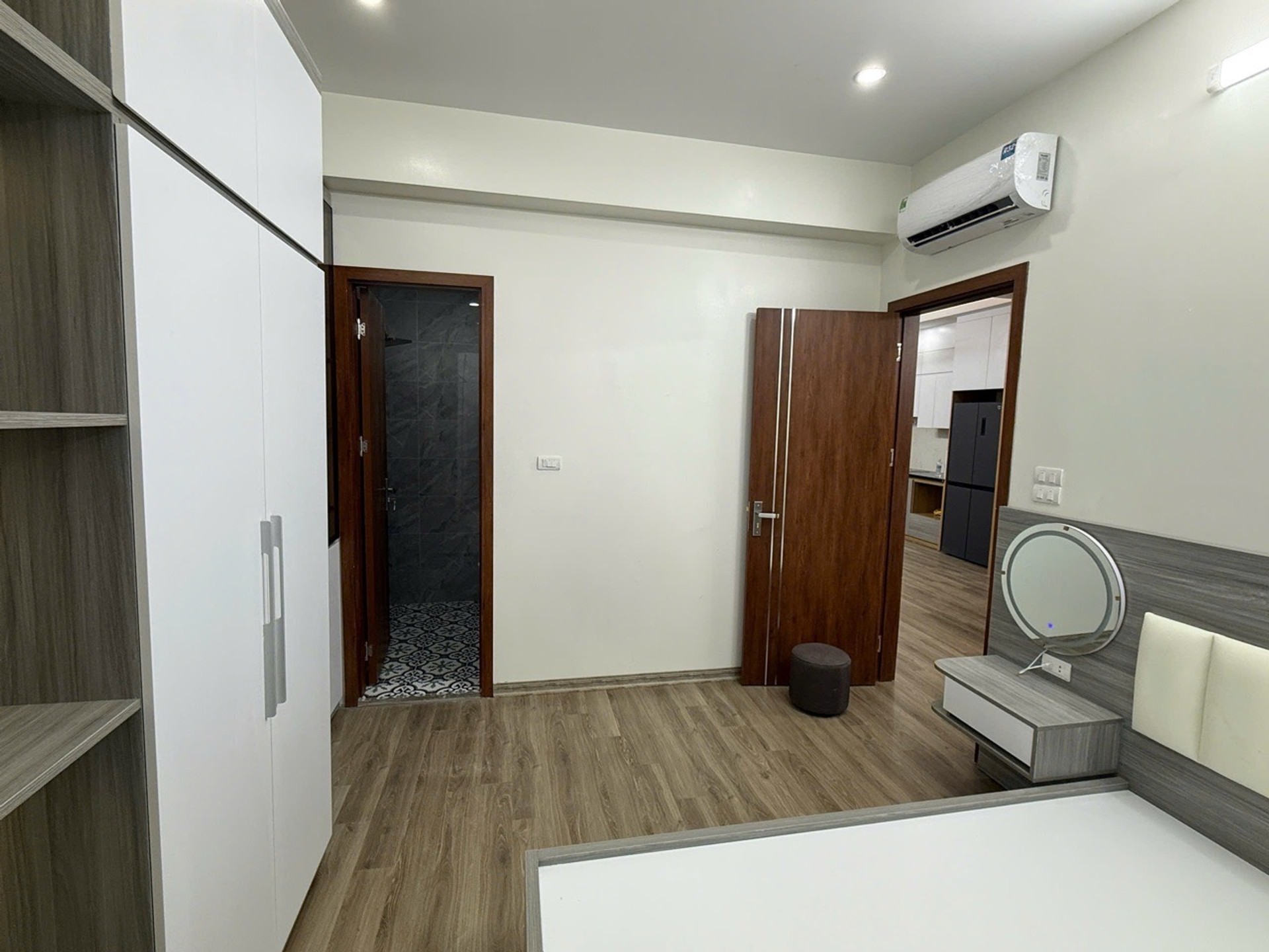 Bán nhà Lĩnh Nam - diện tích 84m2 1 tầng - Mặt phố - giá 5,85 tỷ