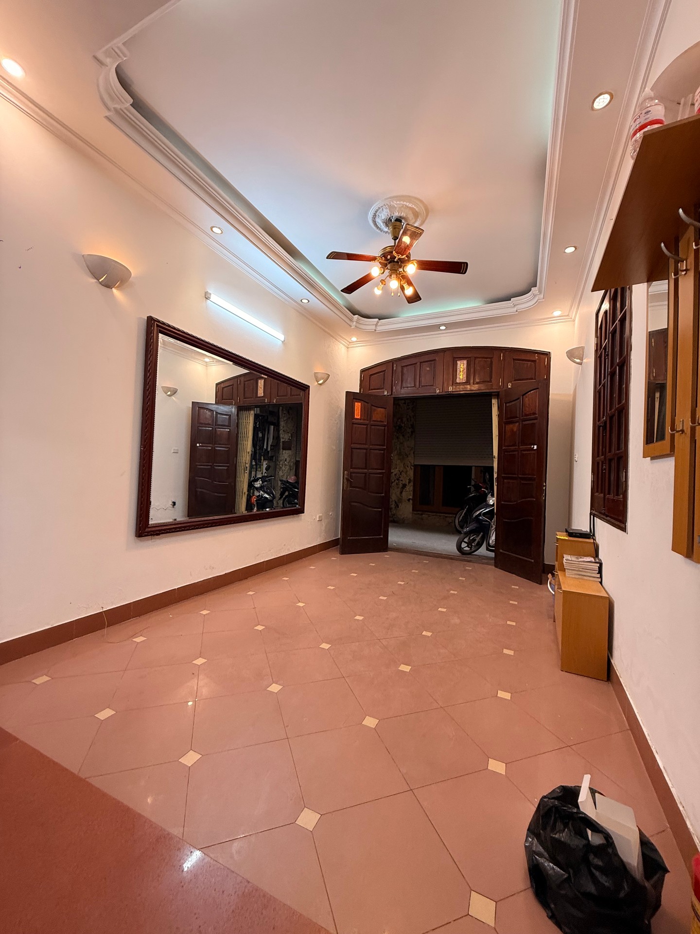 Bán nhà Ngõ Thống Nhất - diện tích 43m2 4 tầng - Ô TÔ ĐỖ CỬA - giá 13,8 tỷ