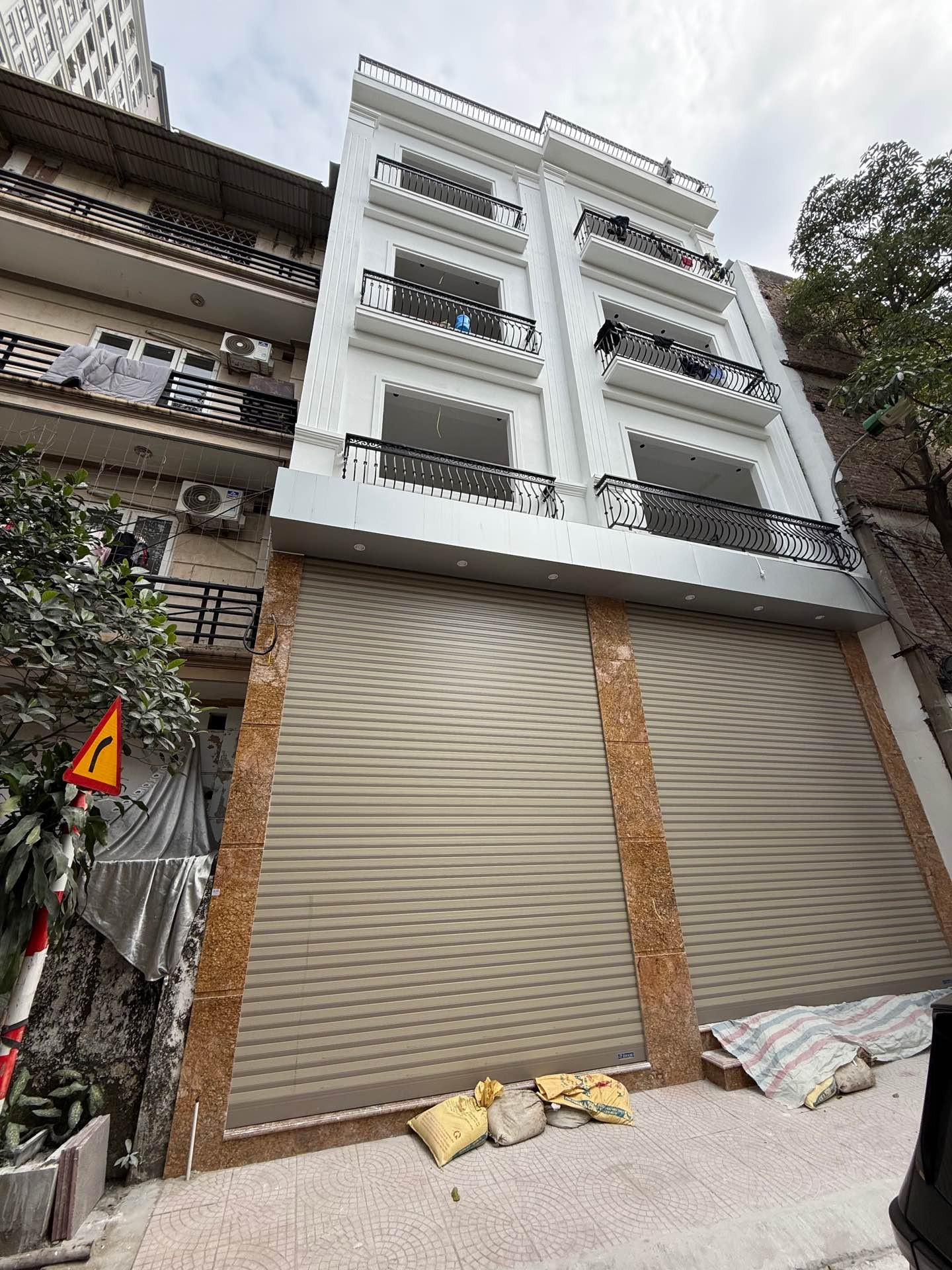 Bán nhà Lĩnh Nam - diện tích 74m2 6 tầng - Ô tô vào nhà - giá 25 tỷ