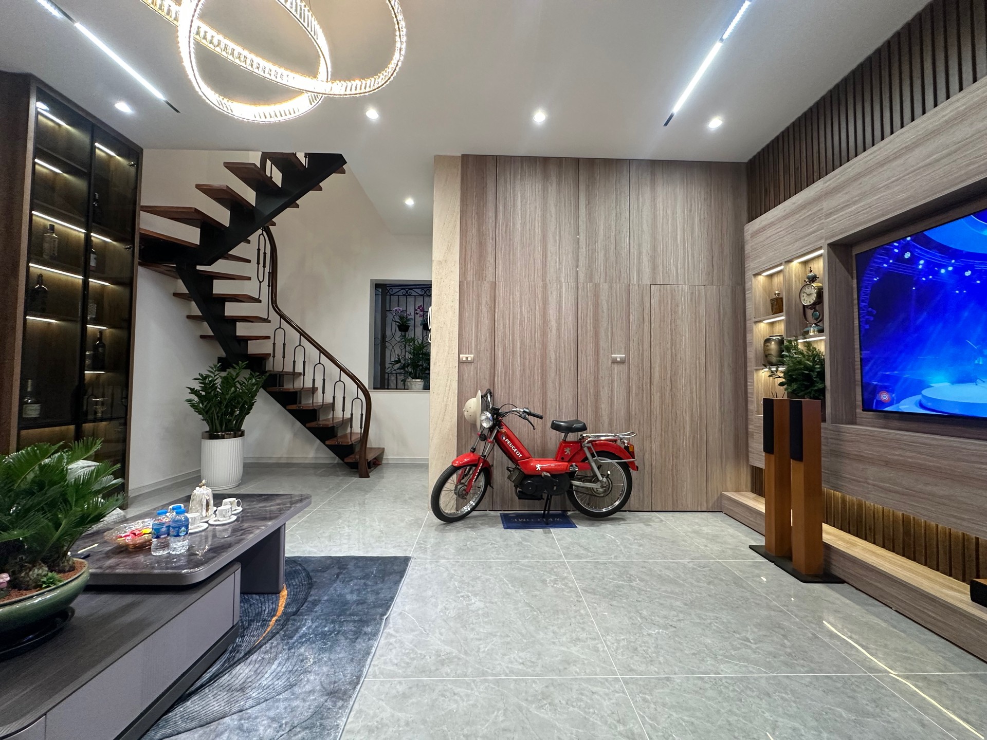 Bán nhà Bạch Mai - diện tích 46m2 6 tầng - Ô TÔ ĐỖ CỬA - giá 13,5 tỷ