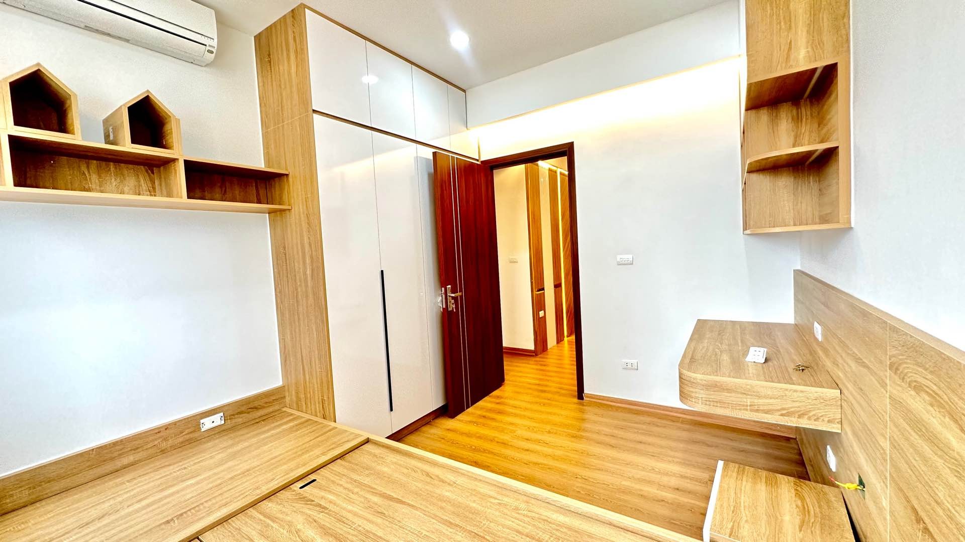 Bán nhà Tam Trinh - diện tích 105m2 1 tầng - Căn hộ 3 ngủ giữa trung tâm - giá 8,3 tỷ