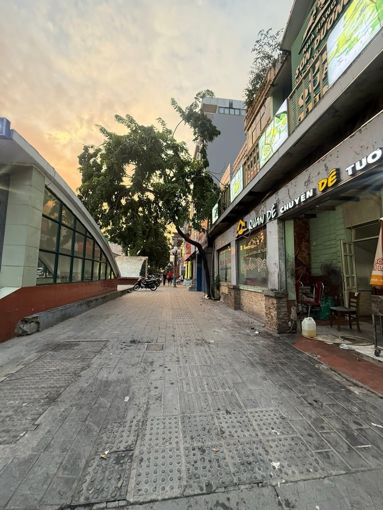 Bán nhà Khuất Duy Tiến - diện tích 191m2 4 tầng - Lô góc, 1 mặt phố 1 mặt ngõ ô tô tránh - giá 69 tỷ