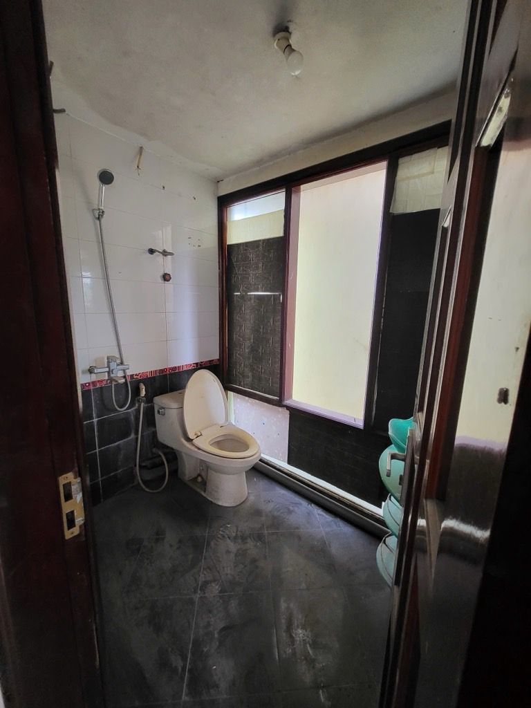 Bán nhà Giáp Bát - diện tích 98.5m2 4 tầng - Ô tô vào trong nhà - giá 25,5 tỷ