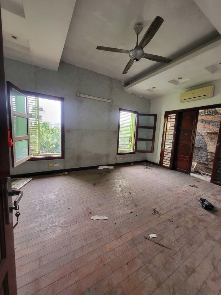 Bán nhà Giáp Bát - diện tích 98.5m2 4 tầng - Ô tô vào trong nhà - giá 25,5 tỷ