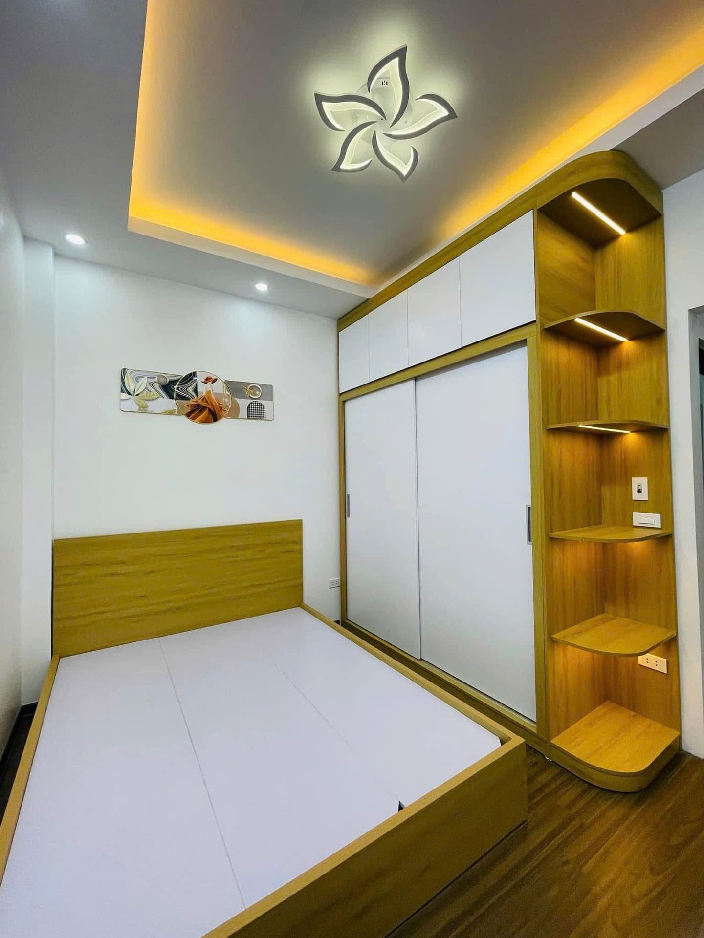 Bán nhà Giải Phóng - diện tích 38m2 5 tầng - ô tô đỗ cửa - giá 6,8 tỷ
