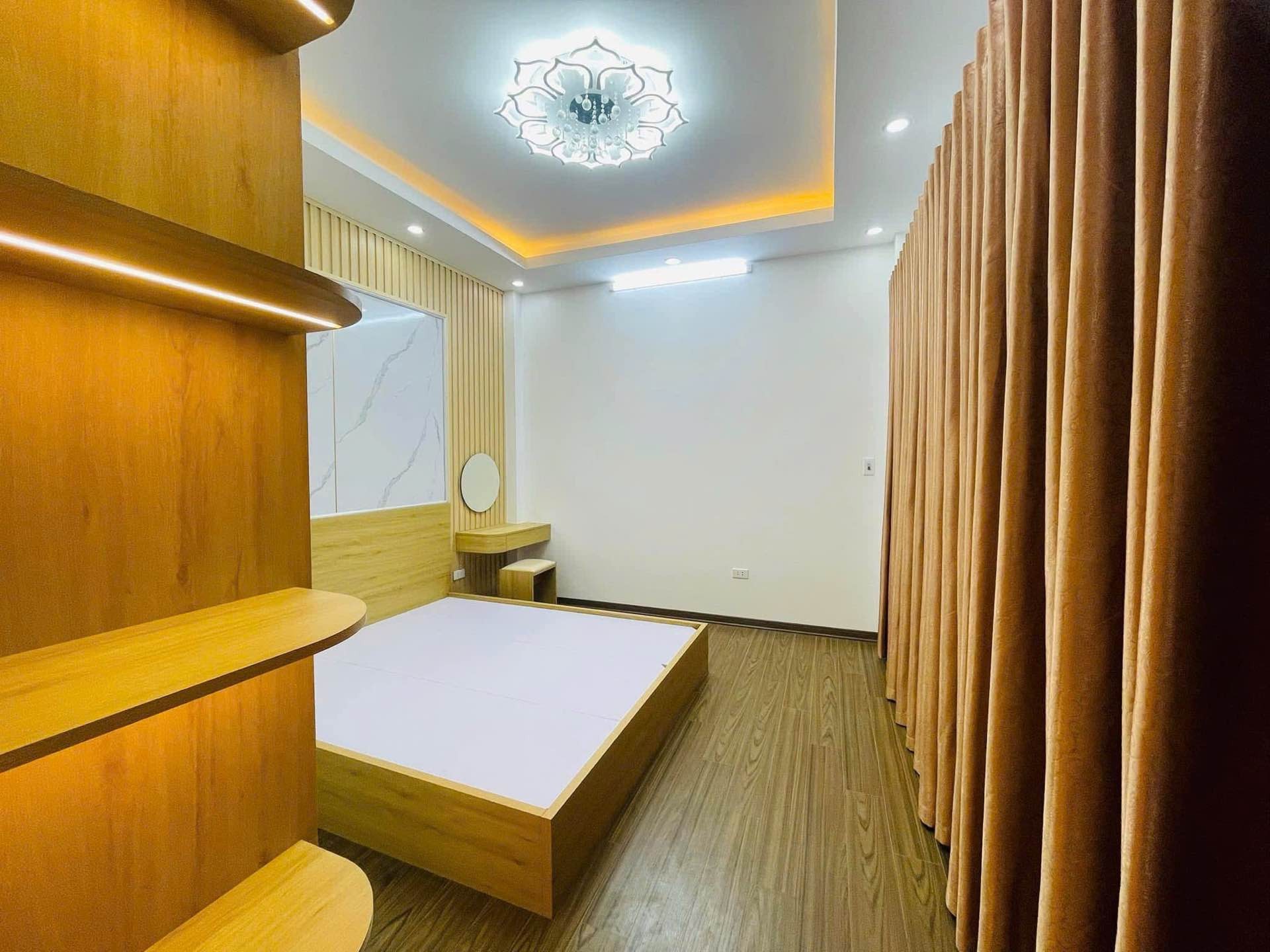 Bán nhà Giải Phóng - diện tích 38m2 5 tầng - ô tô đỗ cửa - giá 6,8 tỷ