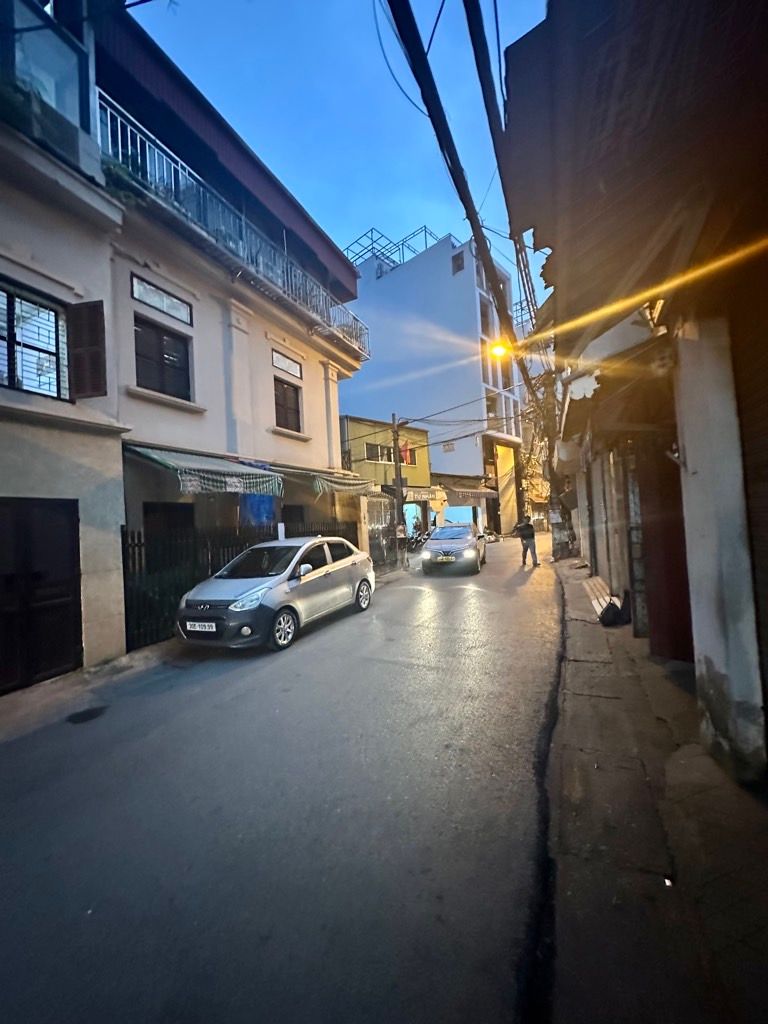 Bán nhà Yên Lạc - diện tích 110m2 3 tầng - ô tô vào nhà - giá 49,5 tỷ