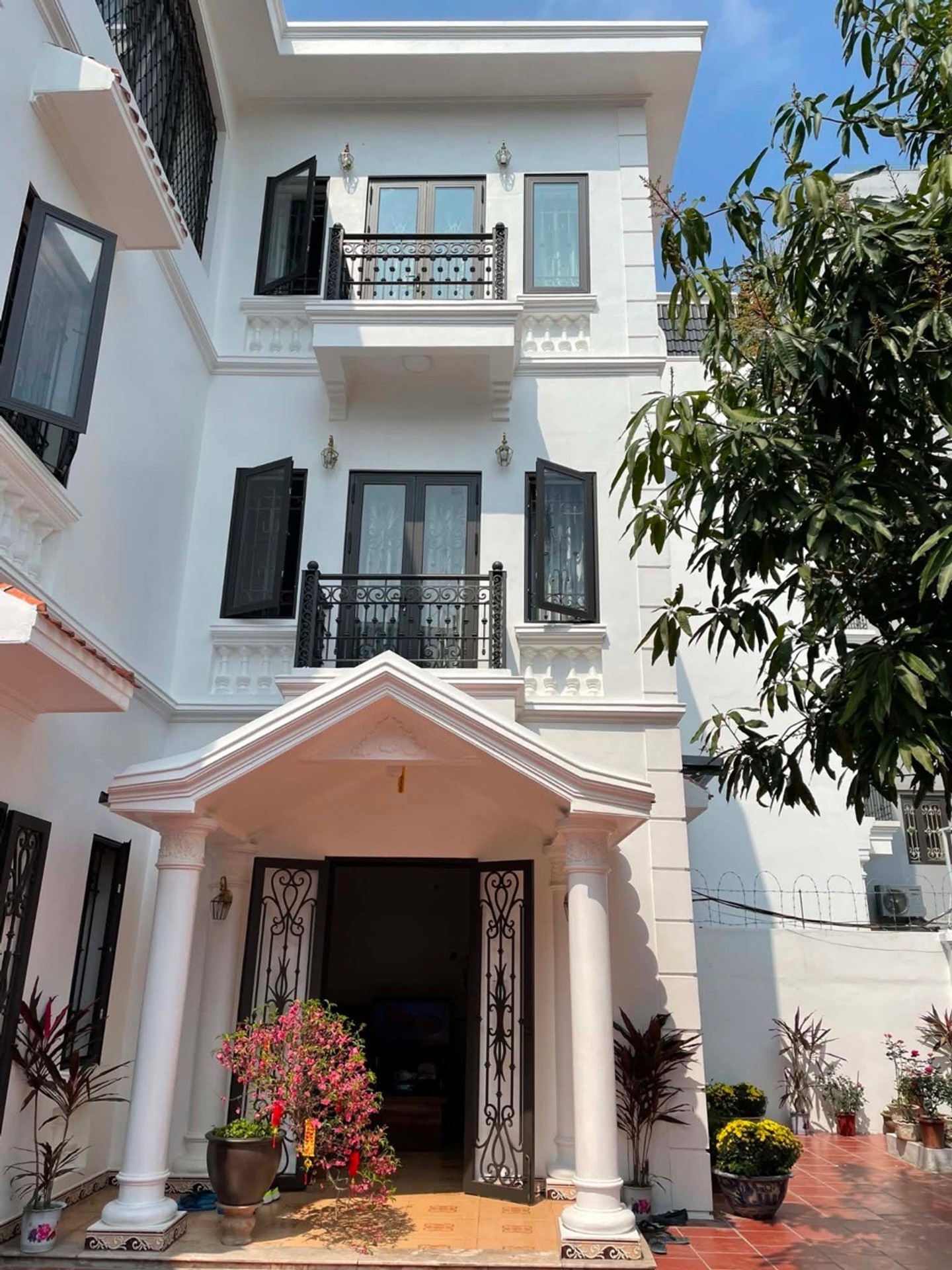 Bán nhà Minh Khai - diện tích 180m2 3 tầng - Nhà thoáng, full nội thất - giá 30 tỷ