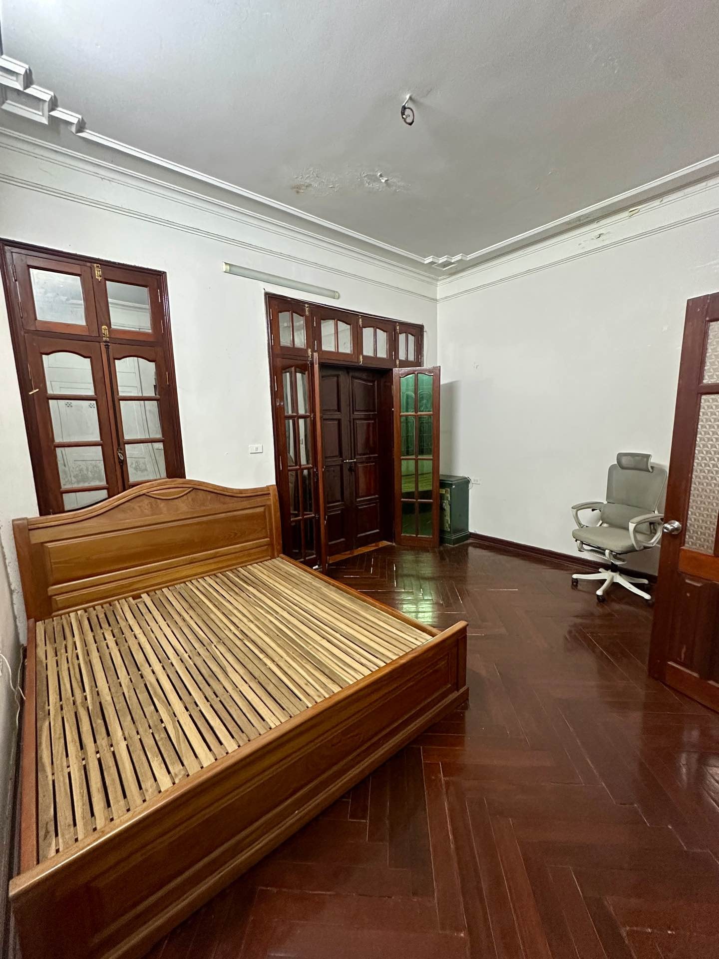 Bán nhà Cầu Giấy - diện tích 73m2 6 tầng - Lô góc 3 mặt thoáng - giá 29,5 tỷ