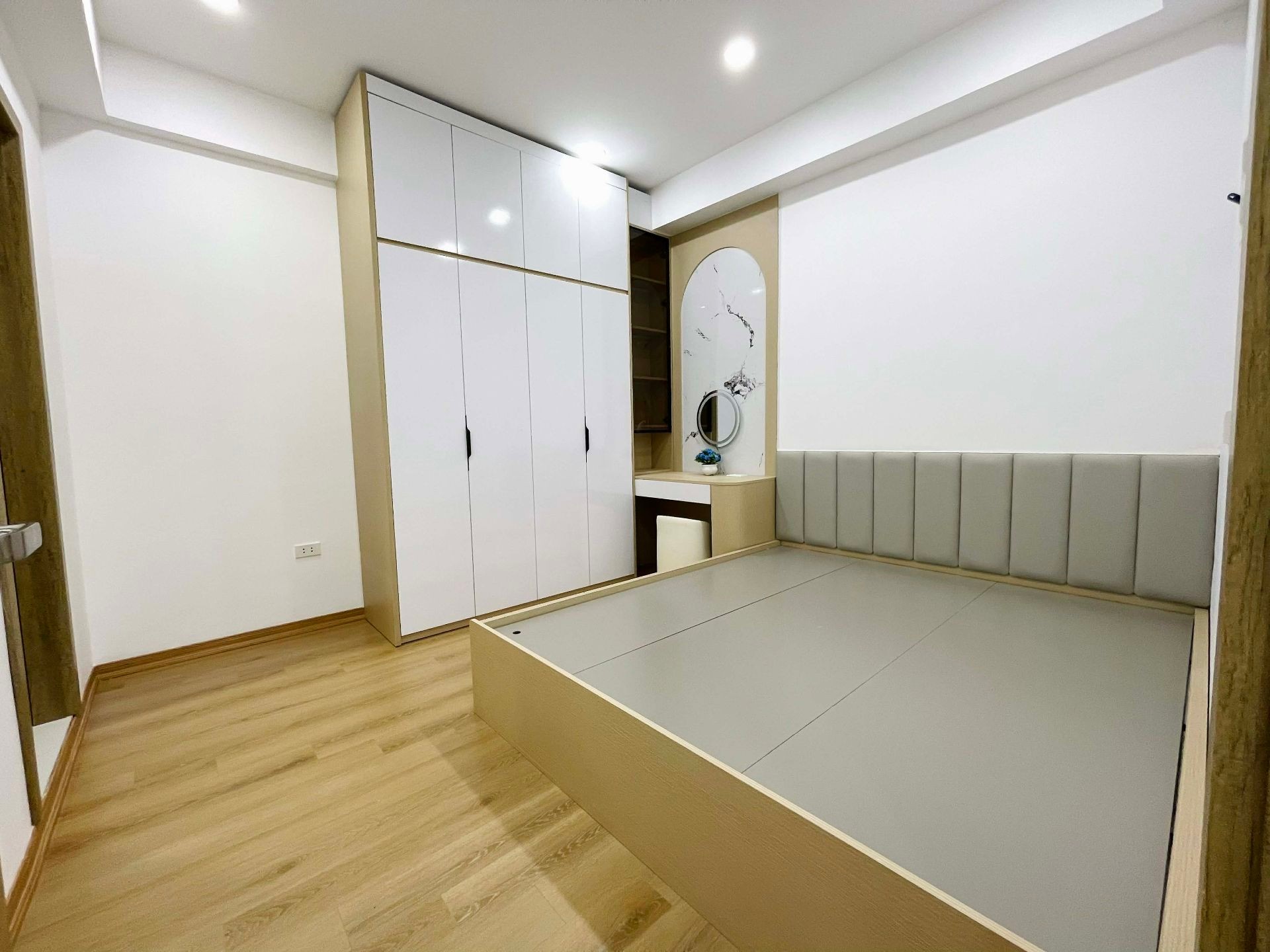 Bán nhà Tân Mai - diện tích 66m2 9 tầng - Nhà có chốt công an giao thông - giá 5,3 tỷ