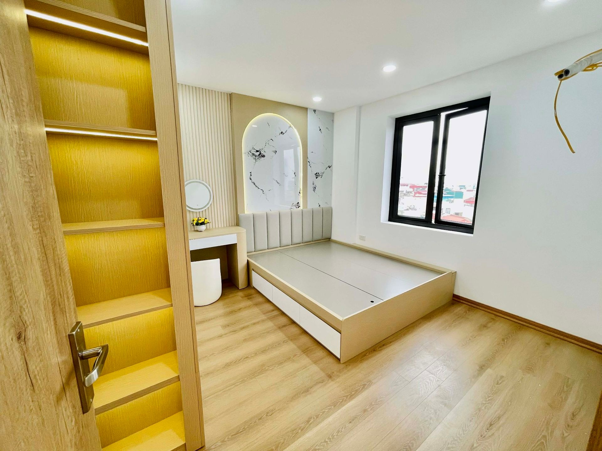 Bán nhà Tân Mai - diện tích 66m2 9 tầng - Nhà có chốt công an giao thông - giá 5,3 tỷ