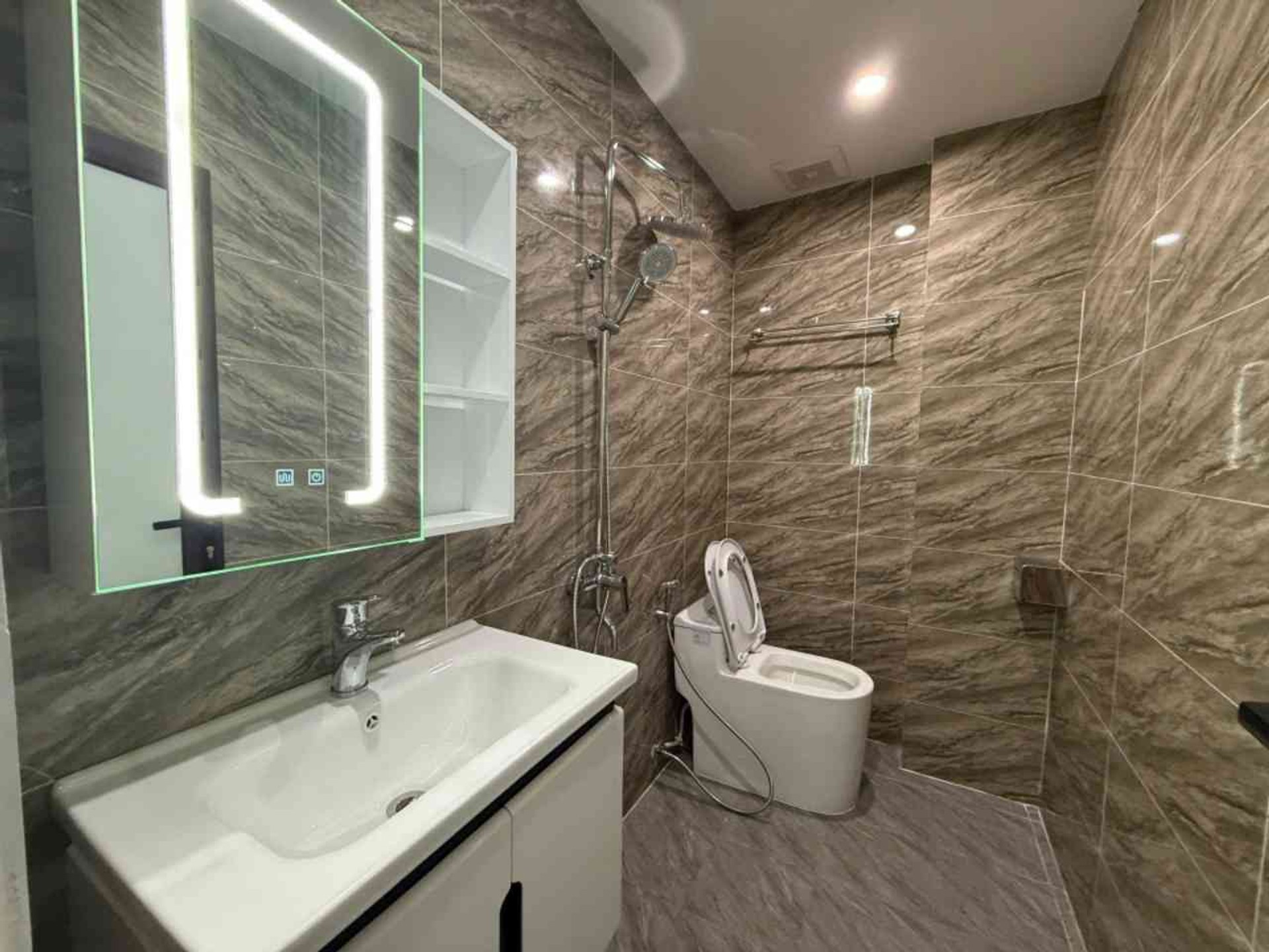Bán nhà Tân Mai - diện tích 26m2 5 tầng - Nhà đẹp đủ công năng - giá 8,6 tỷ