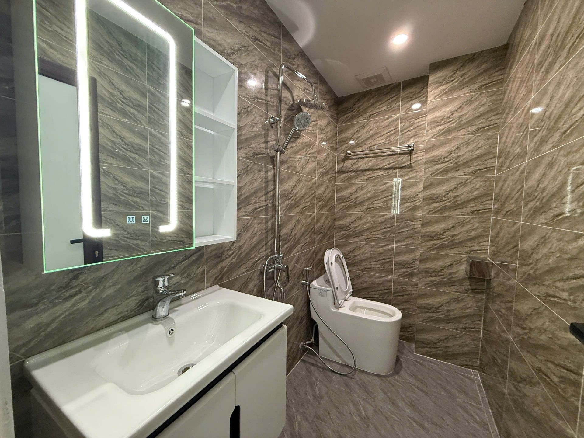 Bán nhà Tân Mai - diện tích 26m2 5 tầng - Nhà đẹp đủ công năng - giá 8,6 tỷ