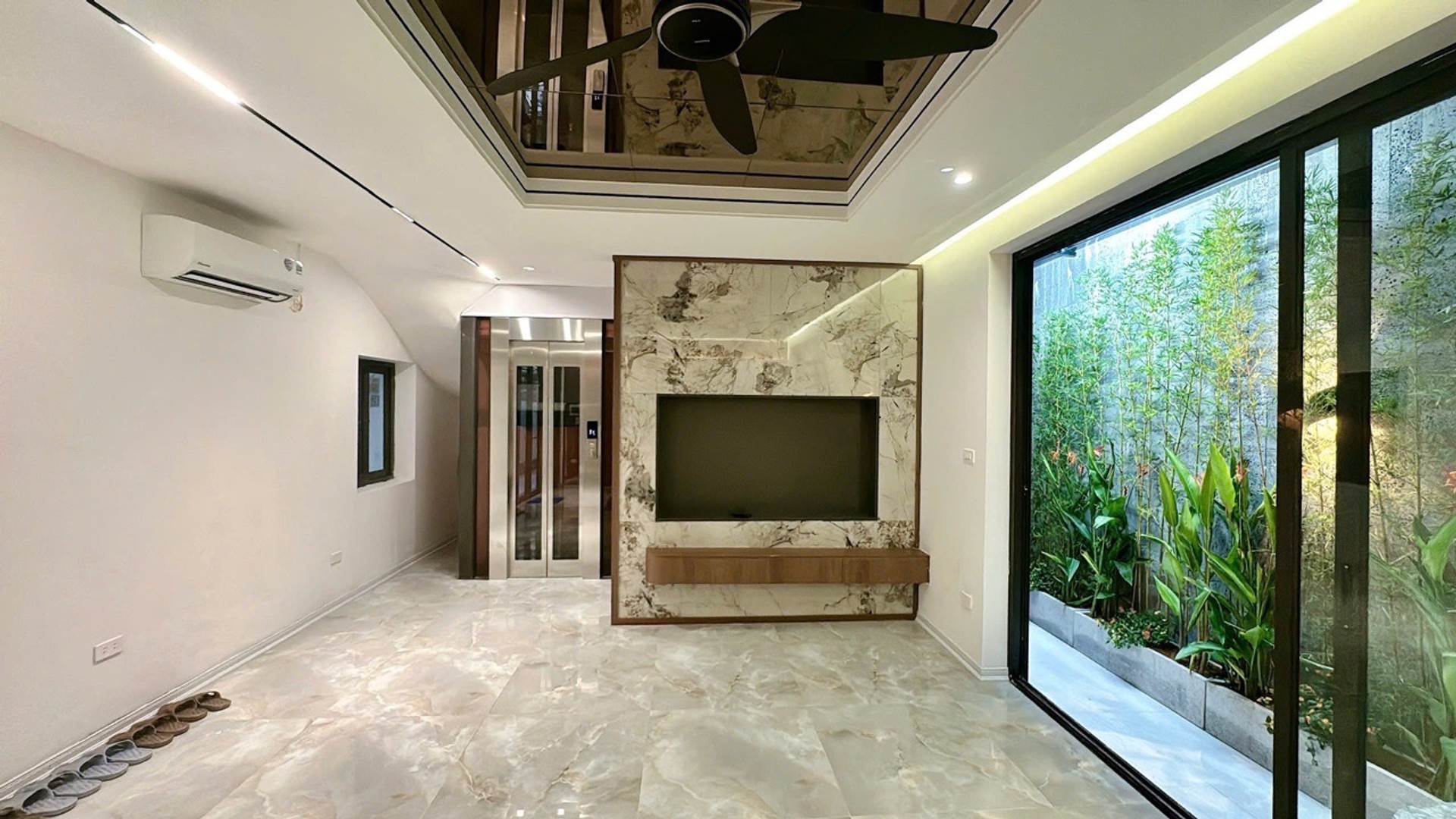 Bán nhà Hoàng Văn Thái - diện tích 50m2 6 tầng - Thang máy - giá 14,5 tỷ