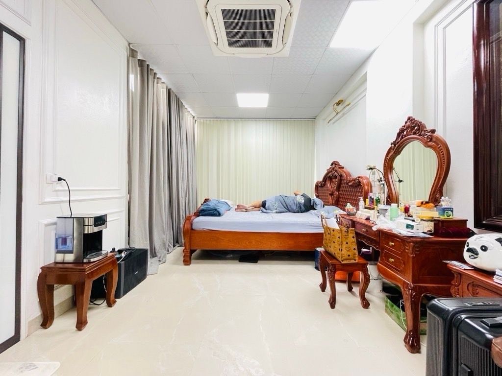 Bán nhà Hoàng Mai - diện tích 70m2 2 tầng - Ô TÔ - giá 23,5 tỷ