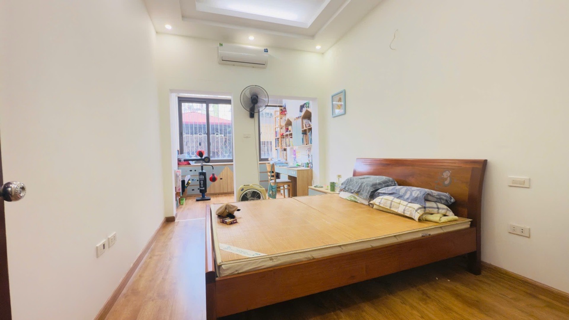 Bán nhà Hào Nam - diện tích 34m2 5 tầng - Mặt ngõ thông các ngả - giá 9,6 tỷ