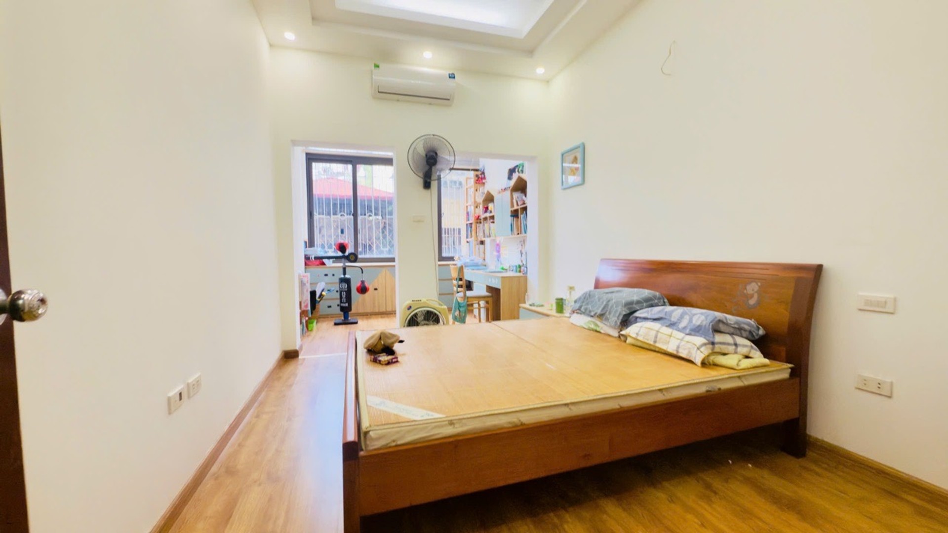 Bán nhà Hào Nam - diện tích 34m2 5 tầng - Mặt ngõ thông các ngả - giá 9,6 tỷ