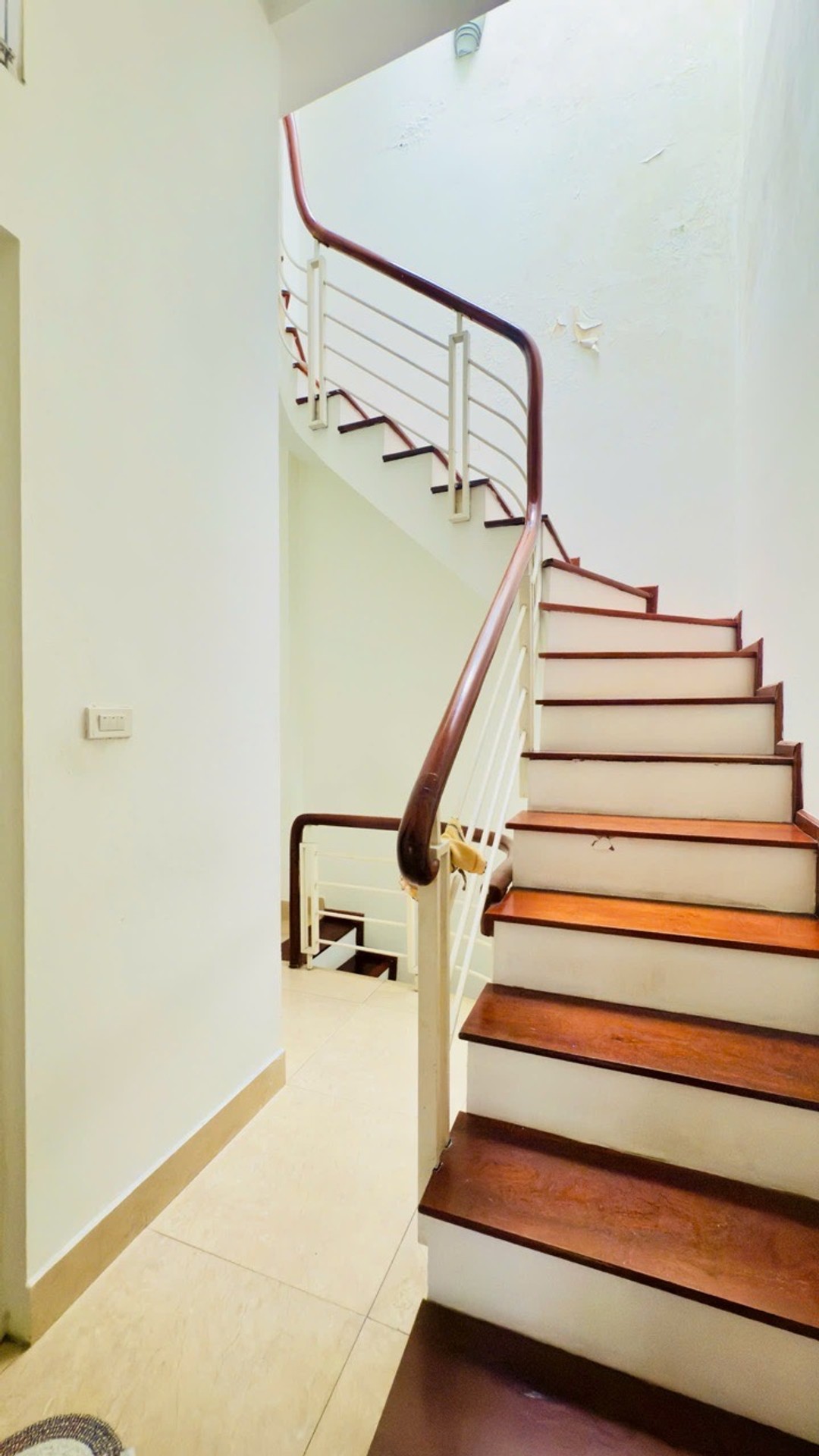 Bán nhà Hào Nam - diện tích 34m2 5 tầng - Mặt ngõ thông các ngả - giá 9,6 tỷ