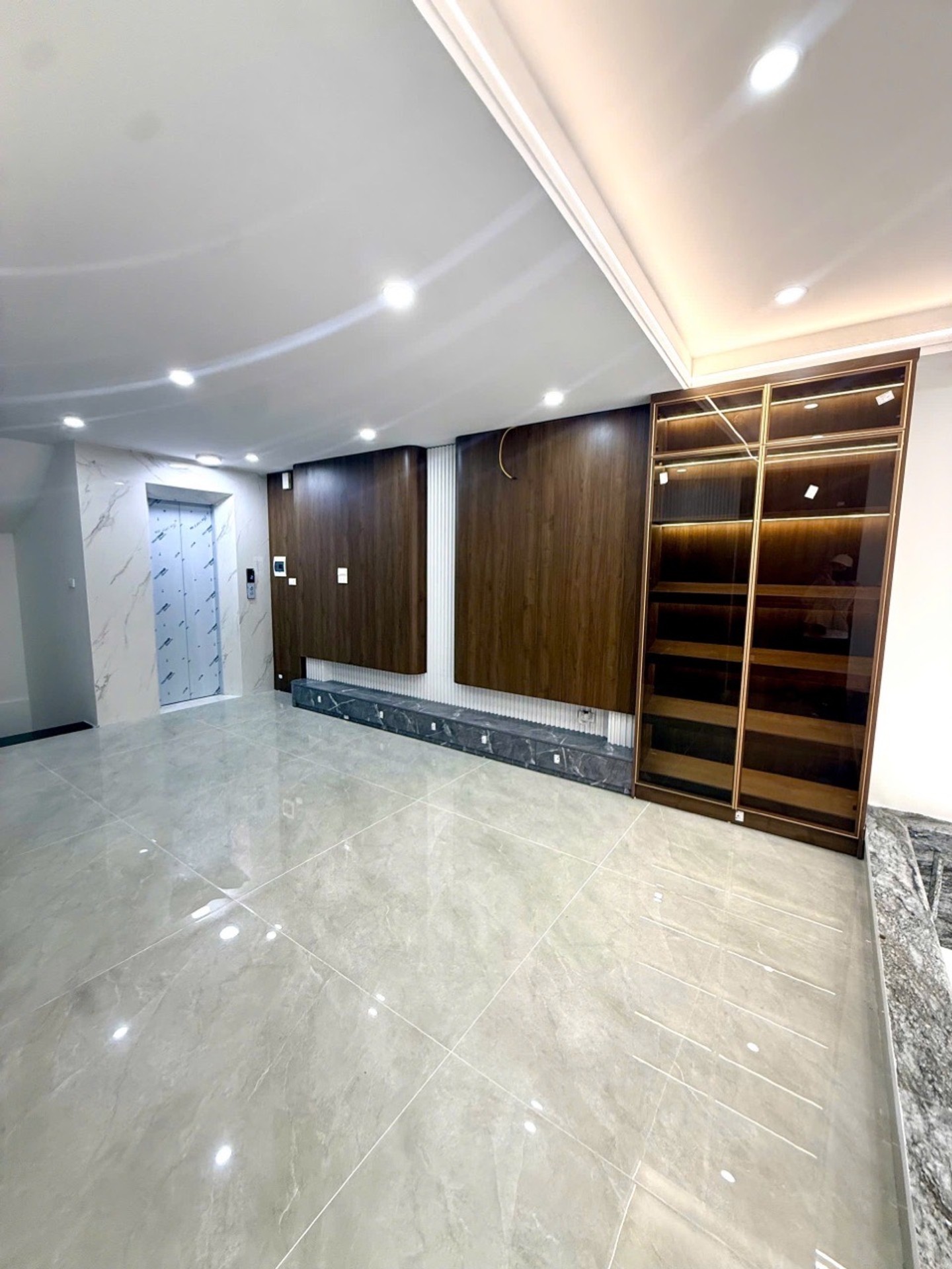 Bán nhà Tương Mai - diện tích 43m2 6 tầng - Ô tô vào nhà - giá 19,5 tỷ