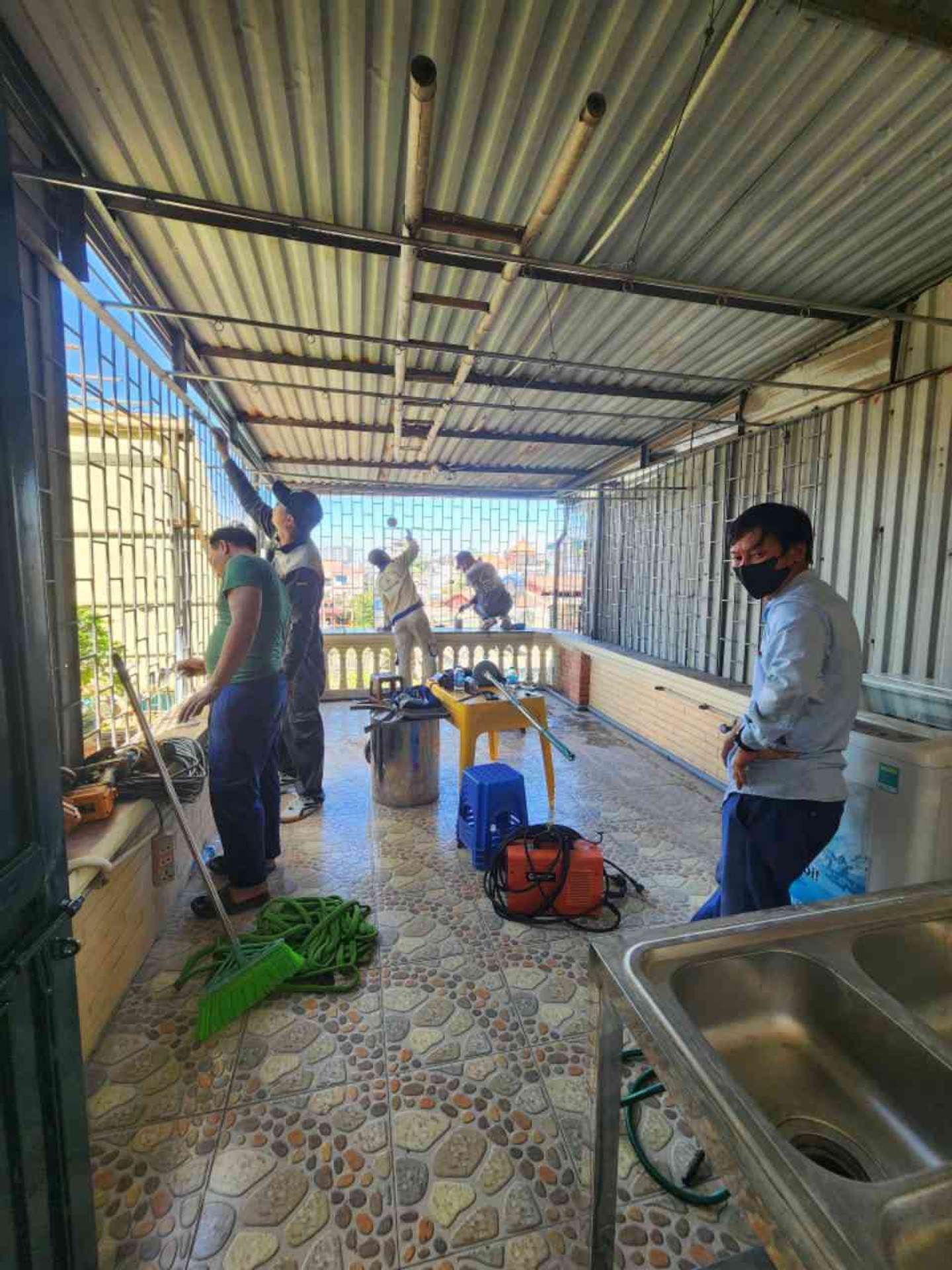 Bán nhà Trịnh Đình Cửu - diện tích 35m2 6 tầng - Phân lô quân đội, ngõ thông VF3 đỗ cửa - giá 8,5 tỷ