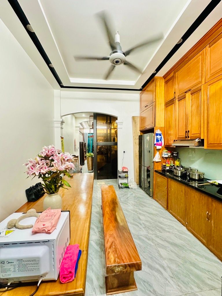 Bán nhà Giáp Bát - diện tích 69m2 6 tầng - thang máy, ô tô đỗ cửa - giá 18,5 tỷ