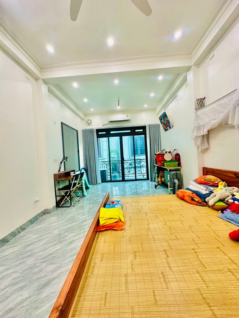 Bán nhà Giáp Bát - diện tích 69m2 6 tầng - thang máy, ô tô đỗ cửa - giá 18,5 tỷ