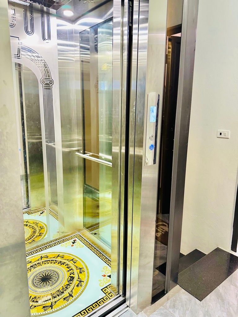 Bán nhà Giáp Bát - diện tích 69m2 6 tầng - thang máy, ô tô đỗ cửa - giá 18,5 tỷ