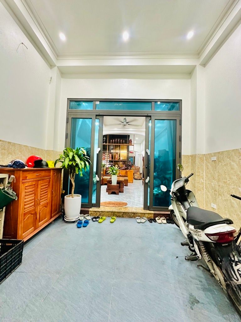 Bán nhà Giáp Bát - diện tích 69m2 6 tầng - thang máy, ô tô đỗ cửa - giá 18,5 tỷ