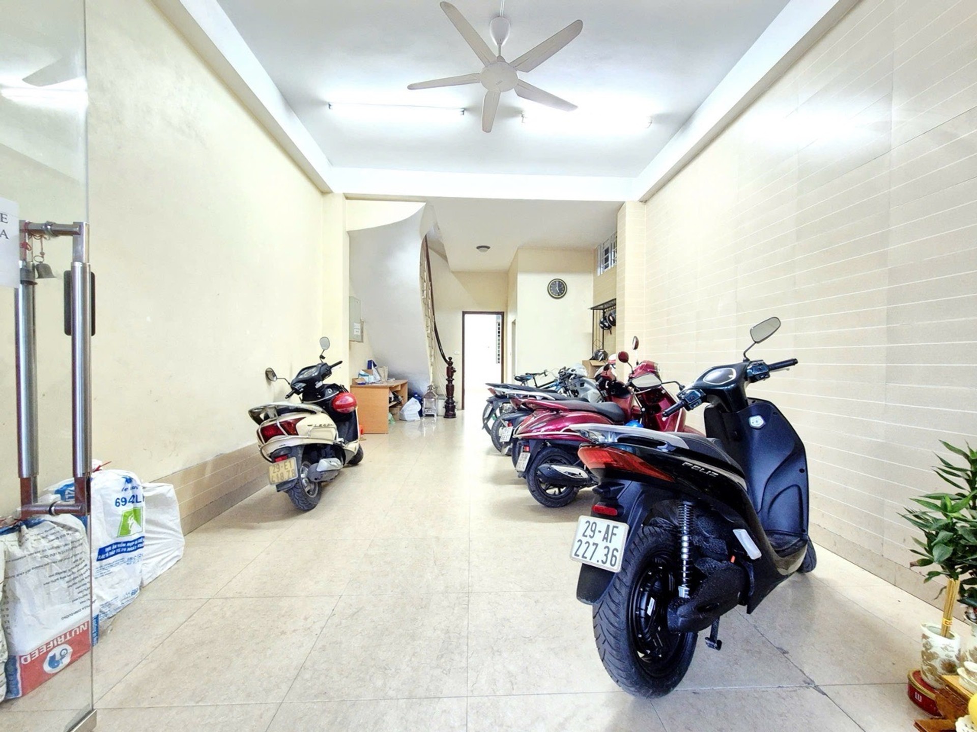 Bán nhà Phương Liệt - diện tích 68m2 6 tầng - Ô TÔ TRÁNH - giá 33,9 tỷ