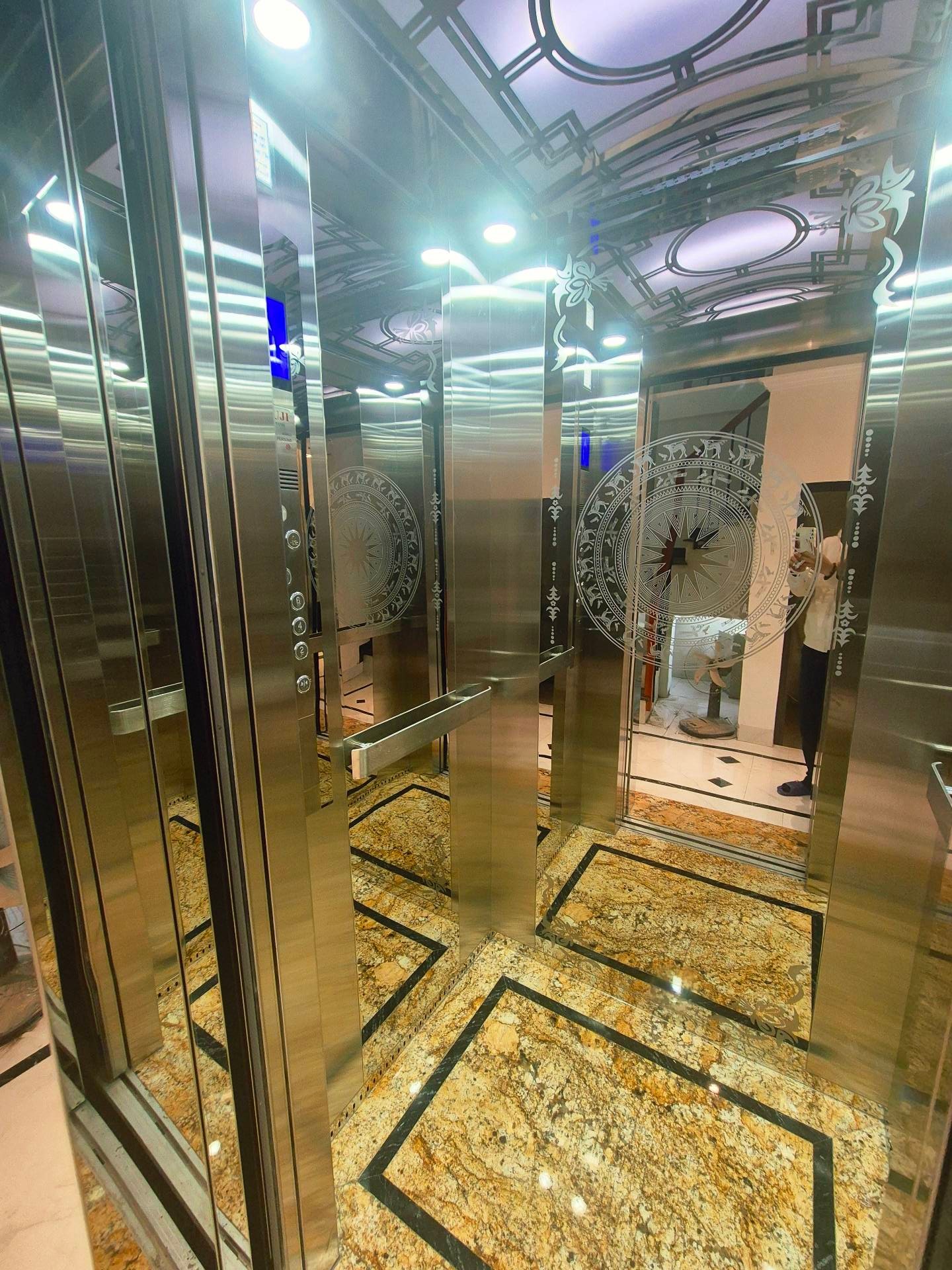 Bán nhà Khương Hạ - diện tích 62m2 8 tầng - Ô tô tránh - giá 29 tỷ