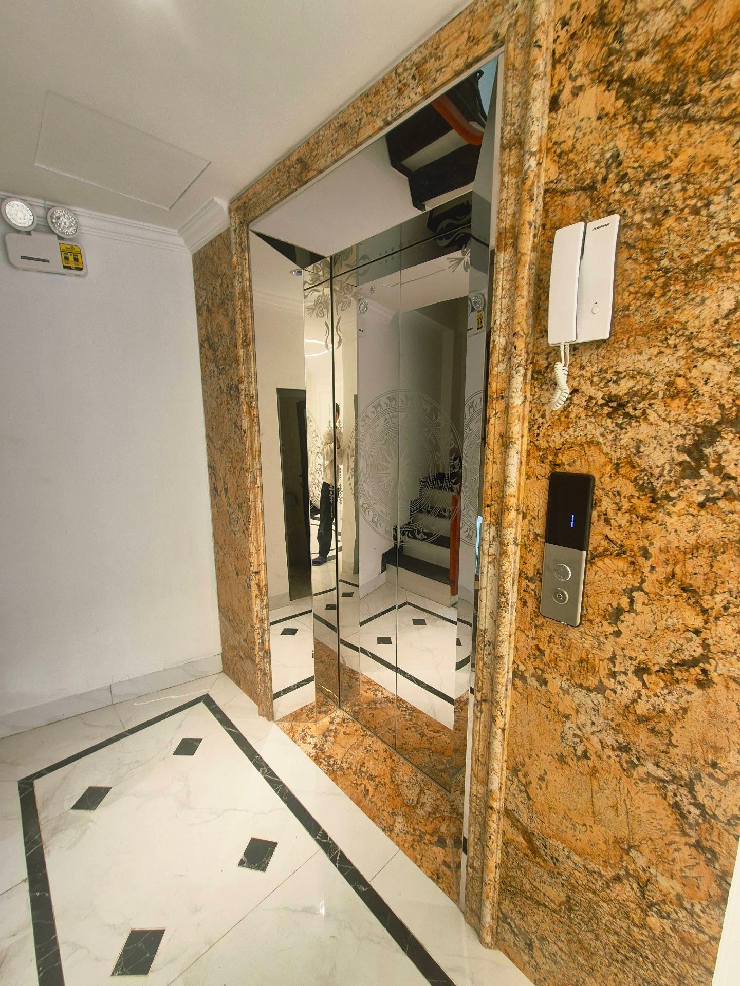 Bán nhà Khương Hạ - diện tích 62m2 8 tầng - Ô tô tránh - giá 29 tỷ