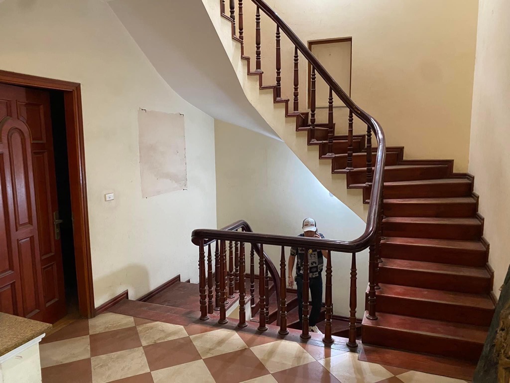 Bán nhà Đường Láng - diện tích 106m2 5 tầng - MẶT PHỐ HIẾM - LÔ GÓC 2 MẶT TIỀN - giá 39,5 tỷ