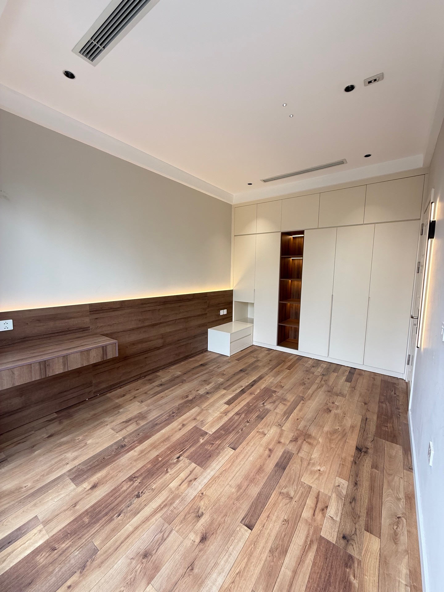 Bán nhà Đường 3-1 - diện tích 119m2 4 tầng - Nhà đẹp hiếm có - giá 38,8 tỷ