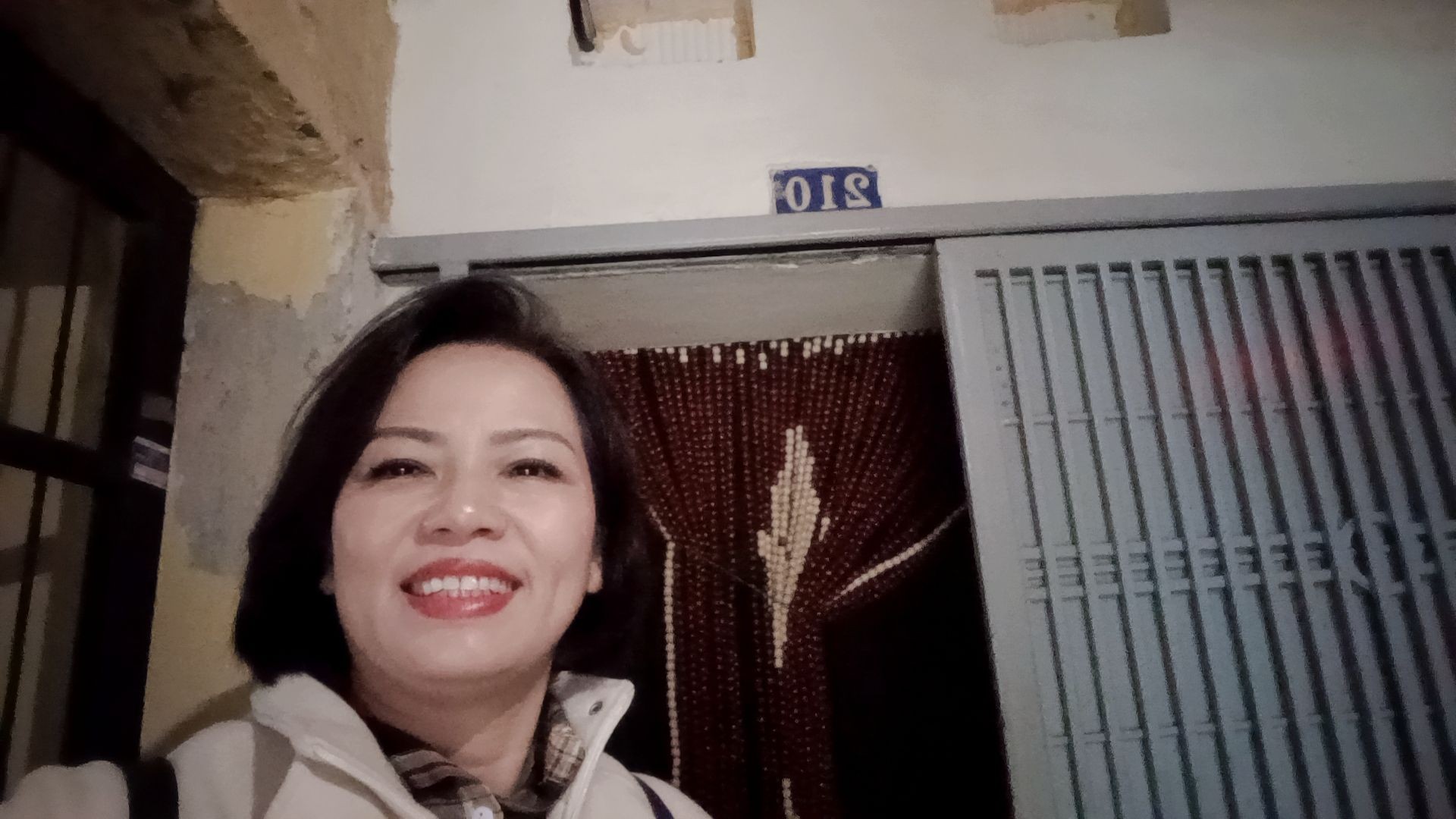 Bán nhà Phố 8/3 - diện tích 35m2 2 tầng - Ô tô đỗ chân cầu thang - giá 1,96 tỷ