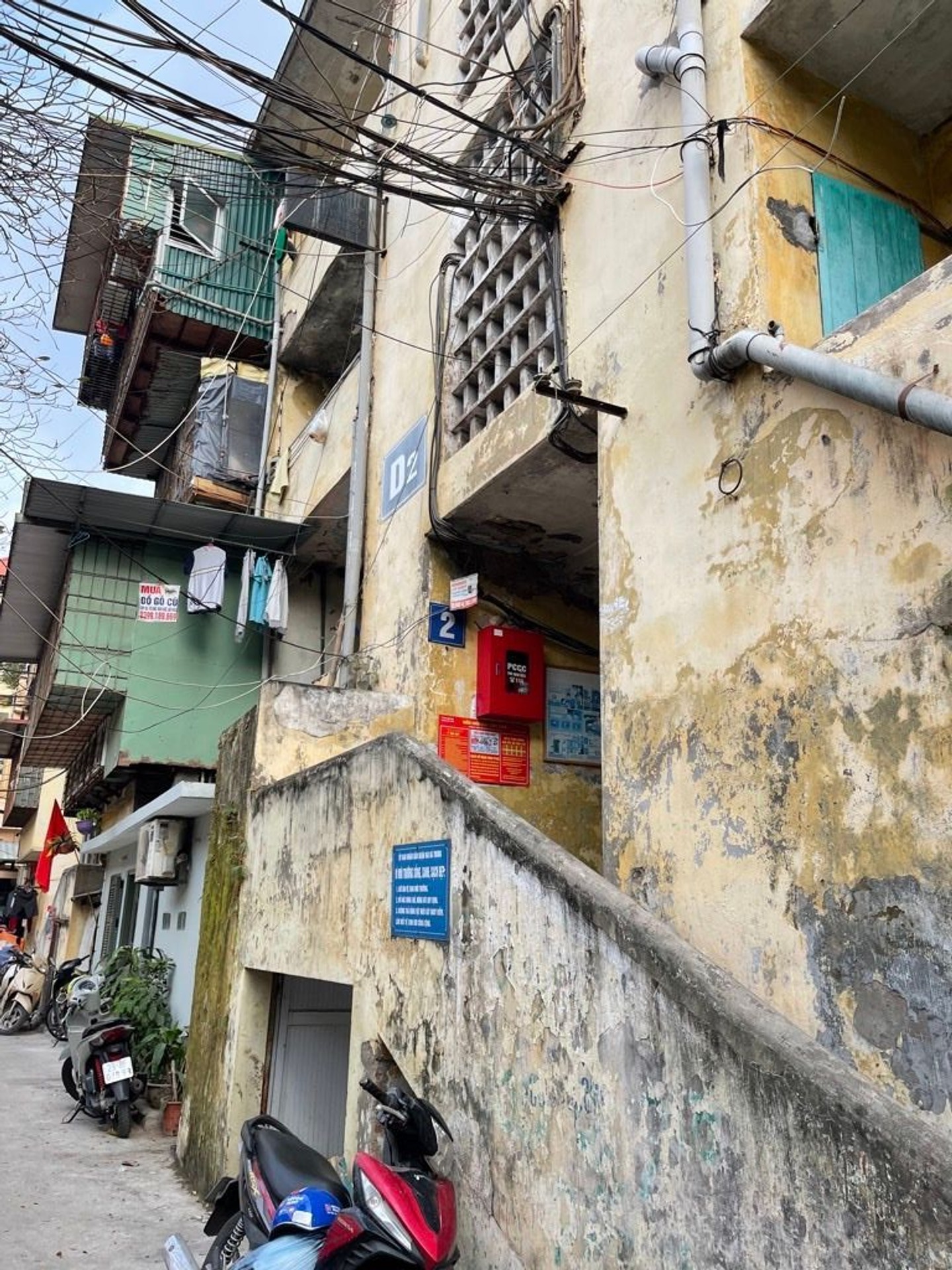 Bán nhà Phố 8/3 - diện tích 35m2 2 tầng - Ô tô đỗ chân cầu thang - giá 1,96 tỷ