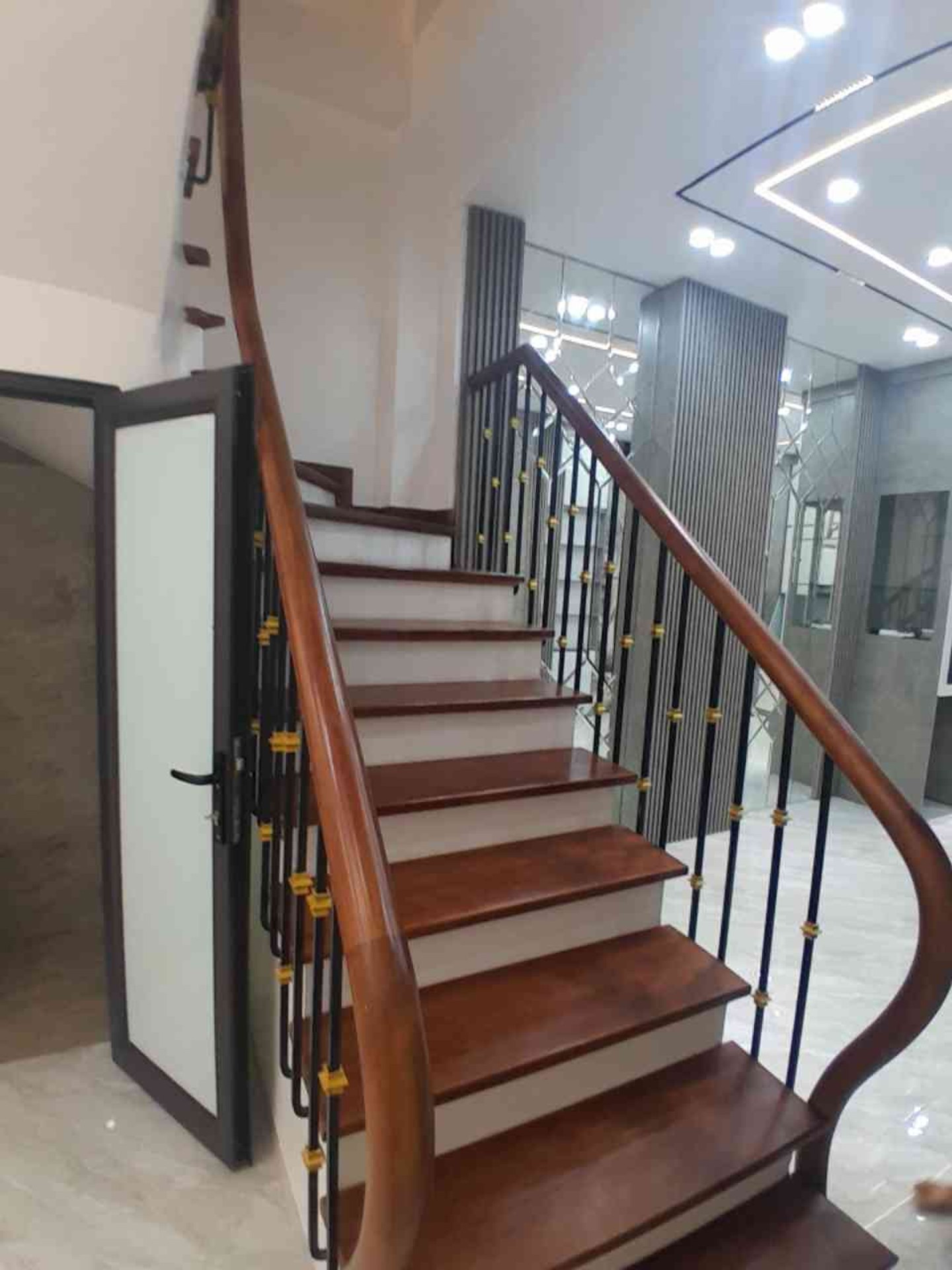 Bán nhà Hòa Bình 7 - diện tích 43m2 4 tầng - Căn nhà đẹp trong ngõ - giá 8,98 tỷ