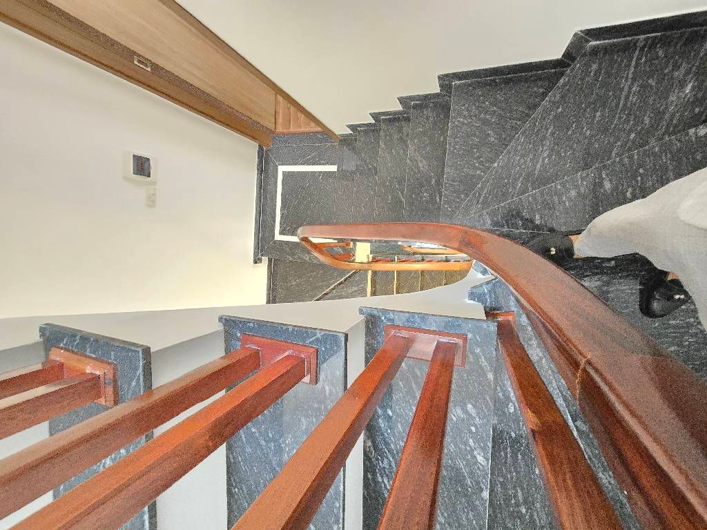 Bán nhà Định Công - diện tích 40m2 5 tầng - Ô tô đỗ cửa - giá 10,5 tỷ