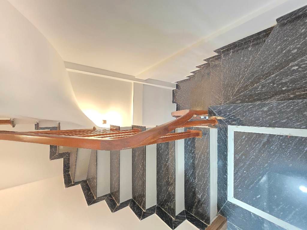 Bán nhà Định Công - diện tích 40m2 5 tầng - Ô tô đỗ cửa - giá 10,5 tỷ