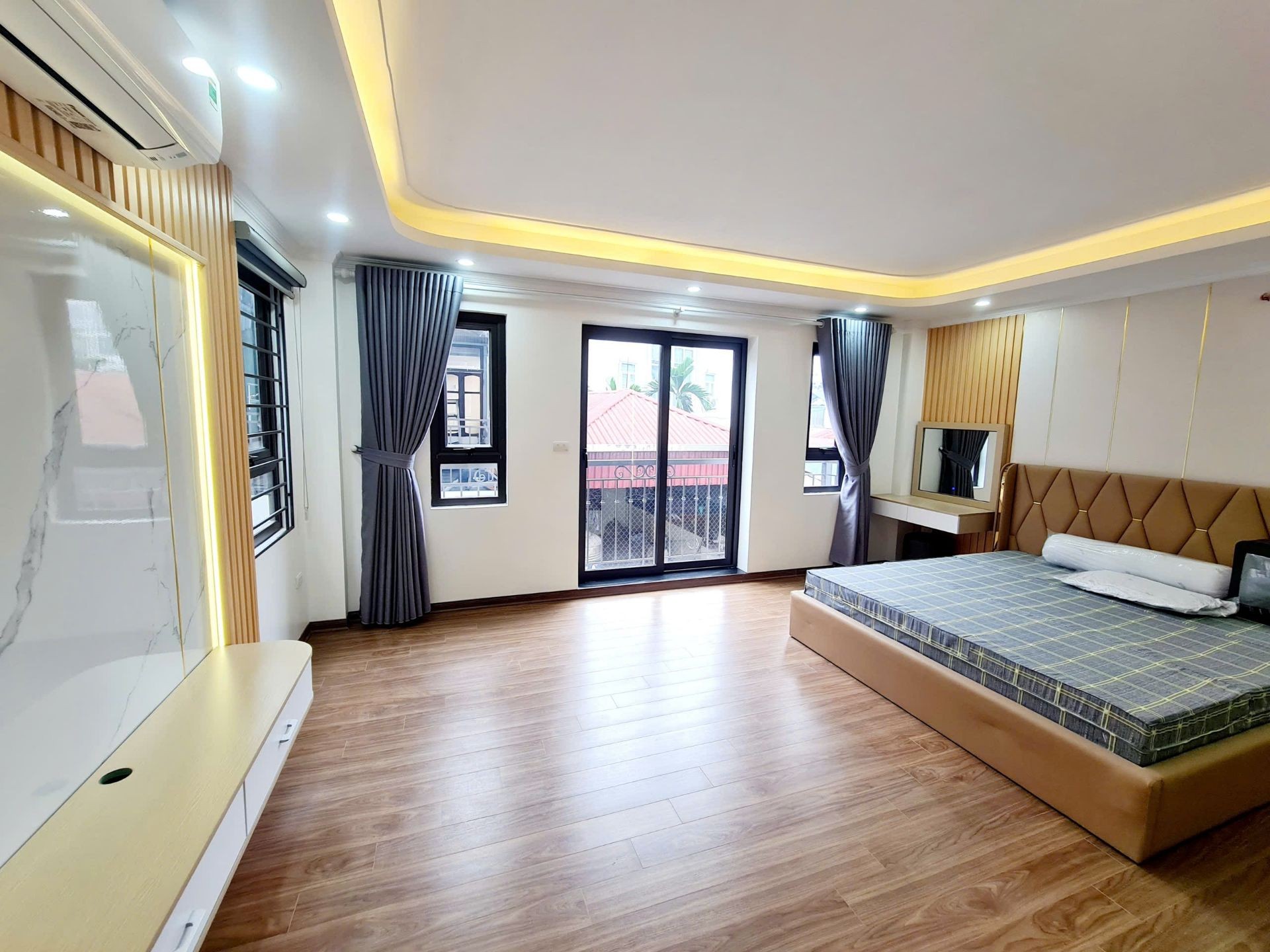 Bán nhà Minh Khai - diện tích 37m2 6 tầng - Lô góc - giá 18,3 tỷ