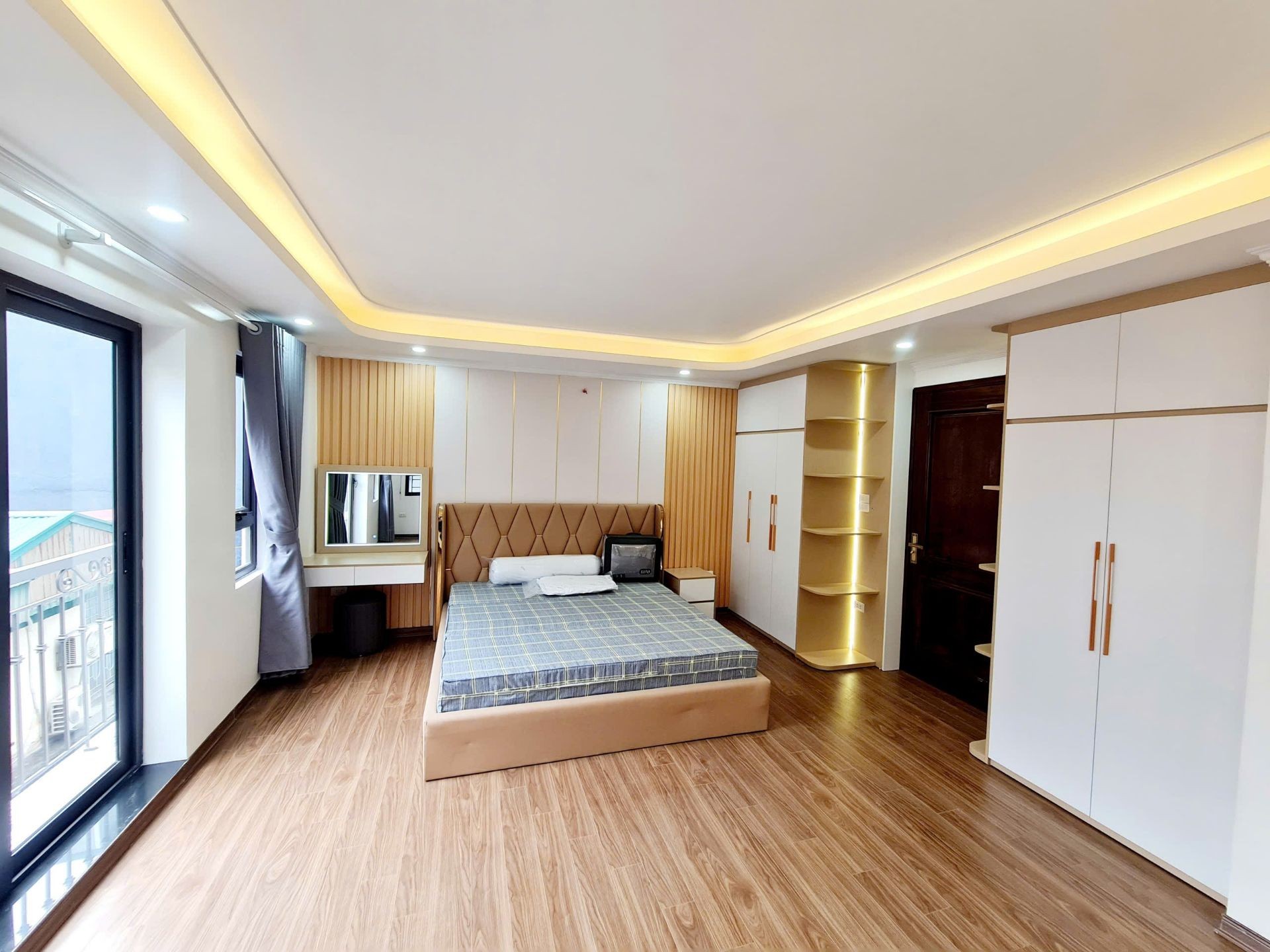 Bán nhà Minh Khai - diện tích 37m2 6 tầng - Lô góc - giá 18,3 tỷ