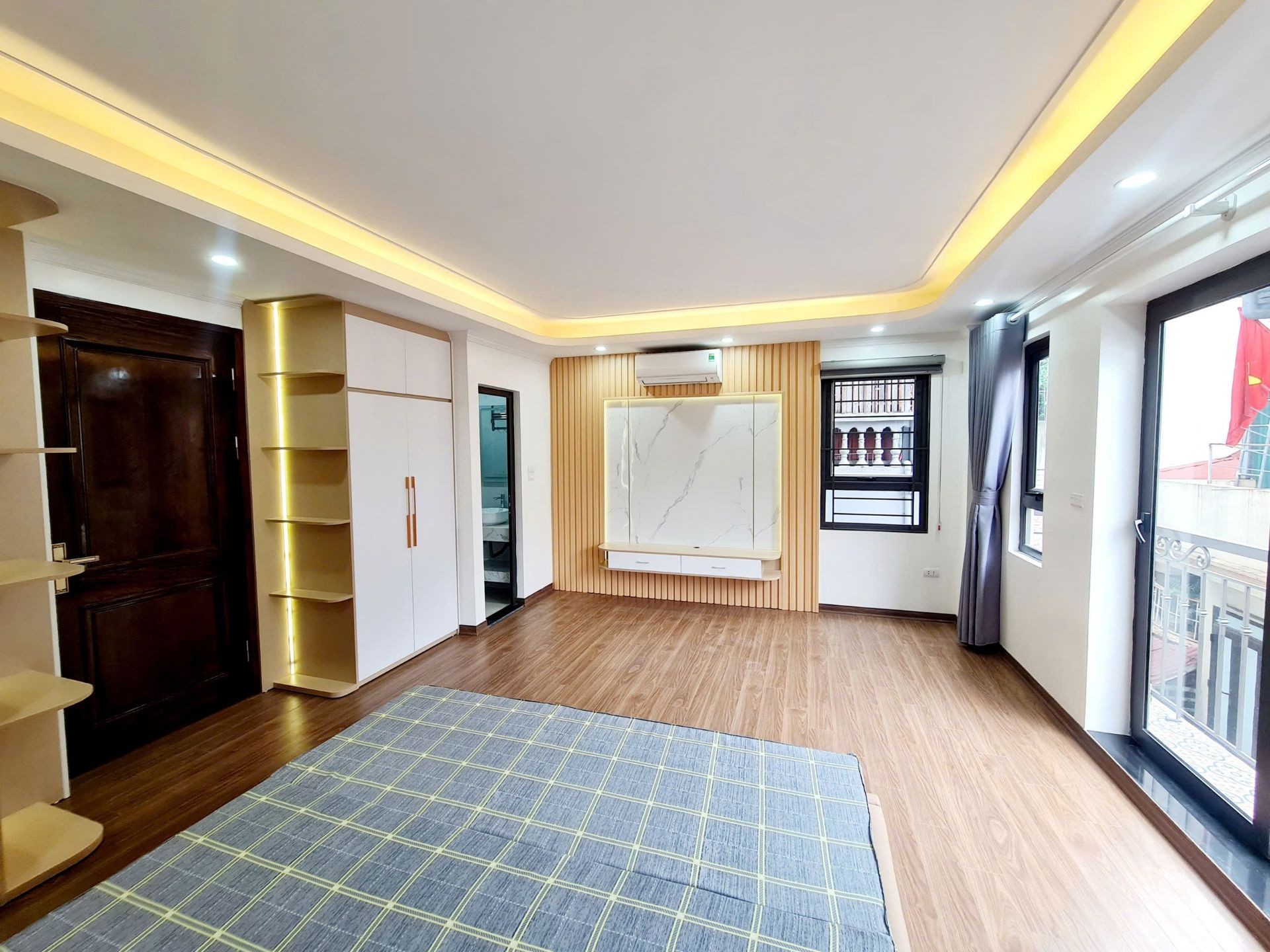 Bán nhà Minh Khai - diện tích 37m2 6 tầng - Lô góc - giá 18,3 tỷ