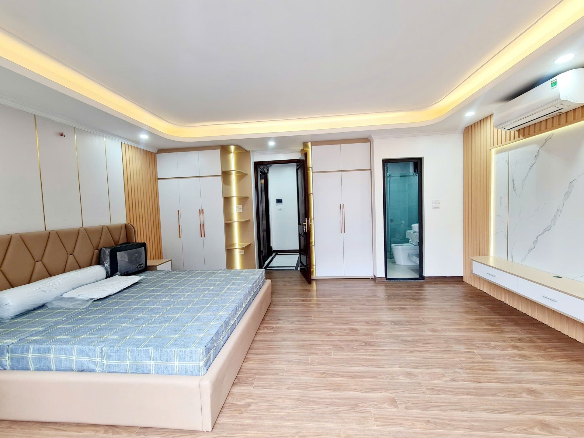 Bán nhà Minh Khai - diện tích 37m2 6 tầng - Lô góc - giá 18,3 tỷ