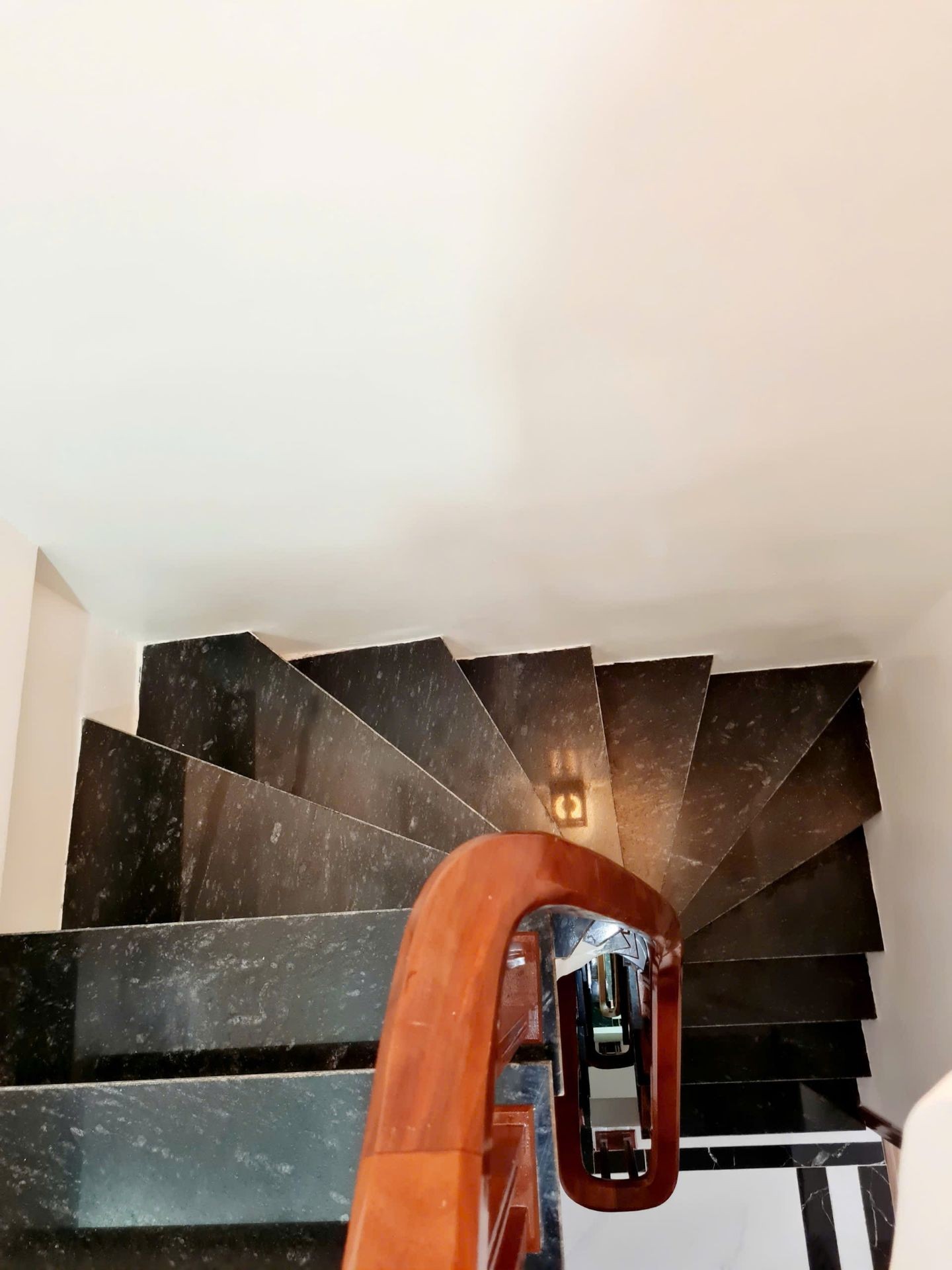 Bán nhà Minh Khai - diện tích 37m2 6 tầng - Lô góc - giá 18,3 tỷ