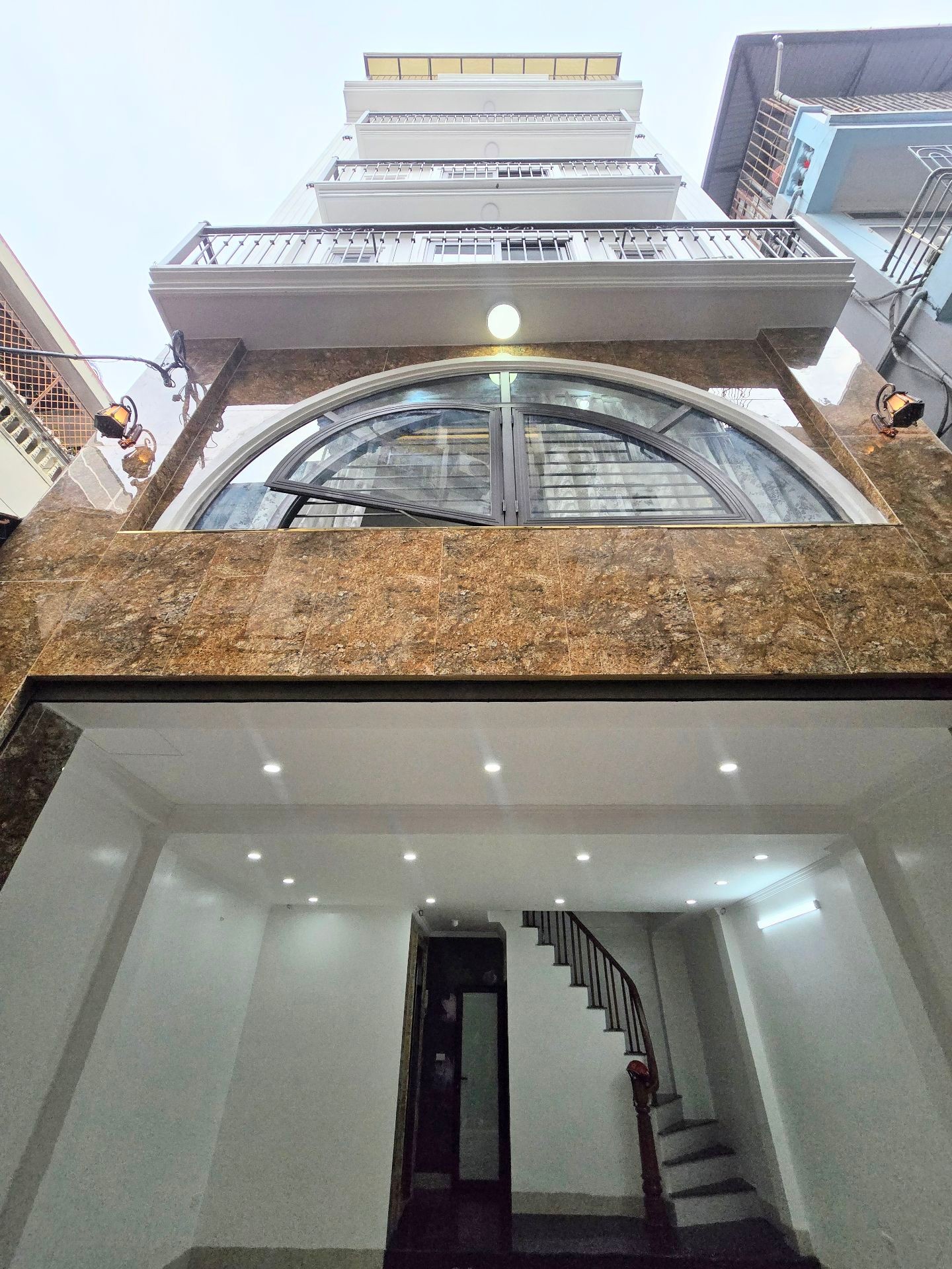 Bán nhà Minh Khai - diện tích 37m2 6 tầng - Lô góc - giá 18,3 tỷ