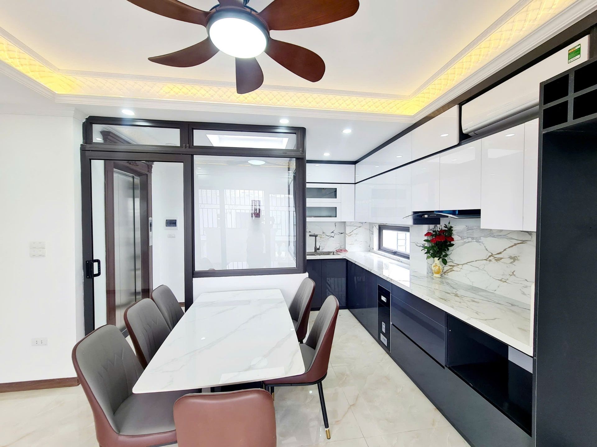 Bán nhà Minh Khai - diện tích 37m2 6 tầng - Lô góc - giá 18,3 tỷ