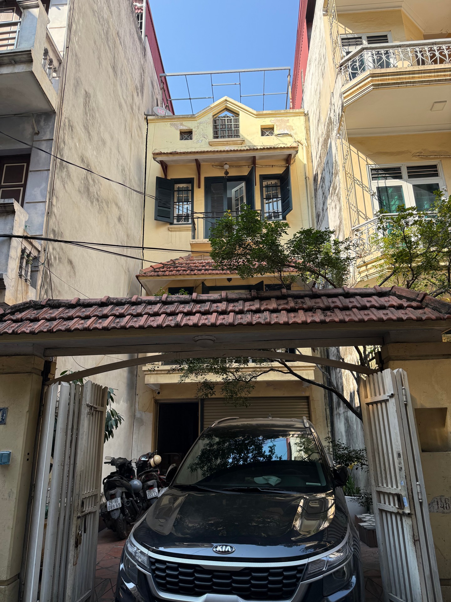 Bán nhà Lê Trọng Tấn - diện tích 138m2 3 tầng - Ô tô tránh vào nhà - giá 40 tỷ