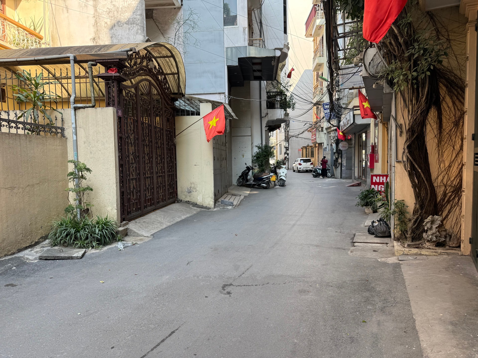 Bán nhà Lê Trọng Tấn - diện tích 138m2 3 tầng - Ô tô tránh vào nhà - giá 40 tỷ