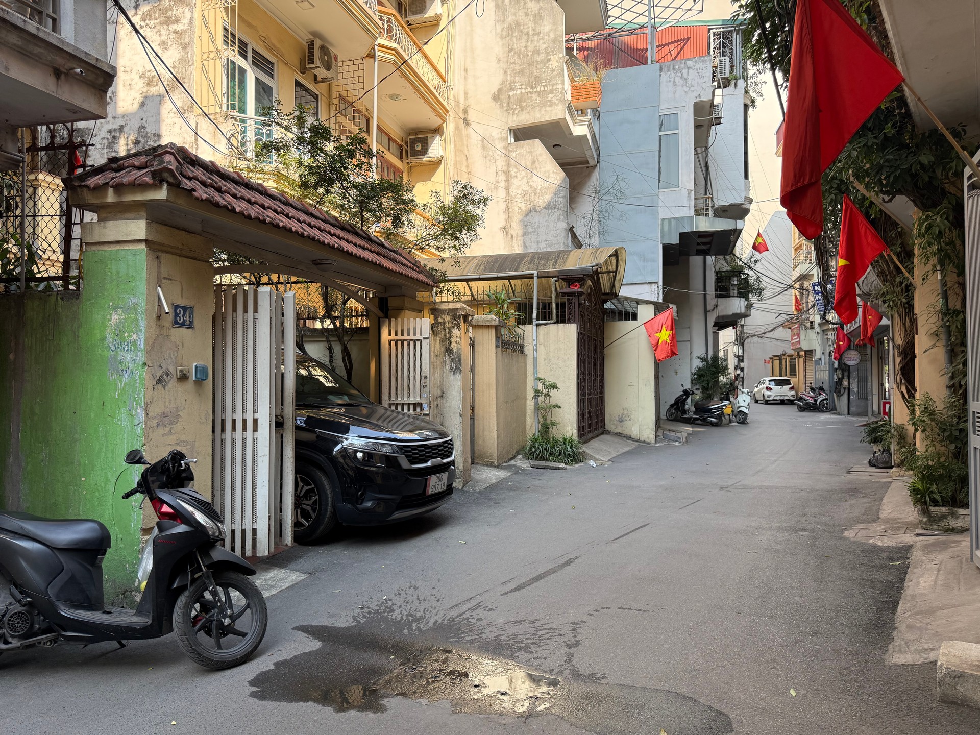 Bán nhà Lê Trọng Tấn - diện tích 138m2 3 tầng - Ô tô tránh vào nhà - giá 40 tỷ