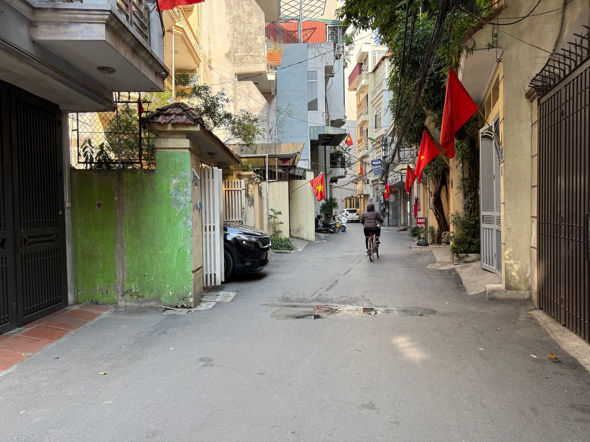 Bán nhà Lê Trọng Tấn - diện tích 138m2 3 tầng - Ô tô tránh vào nhà - giá 40 tỷ