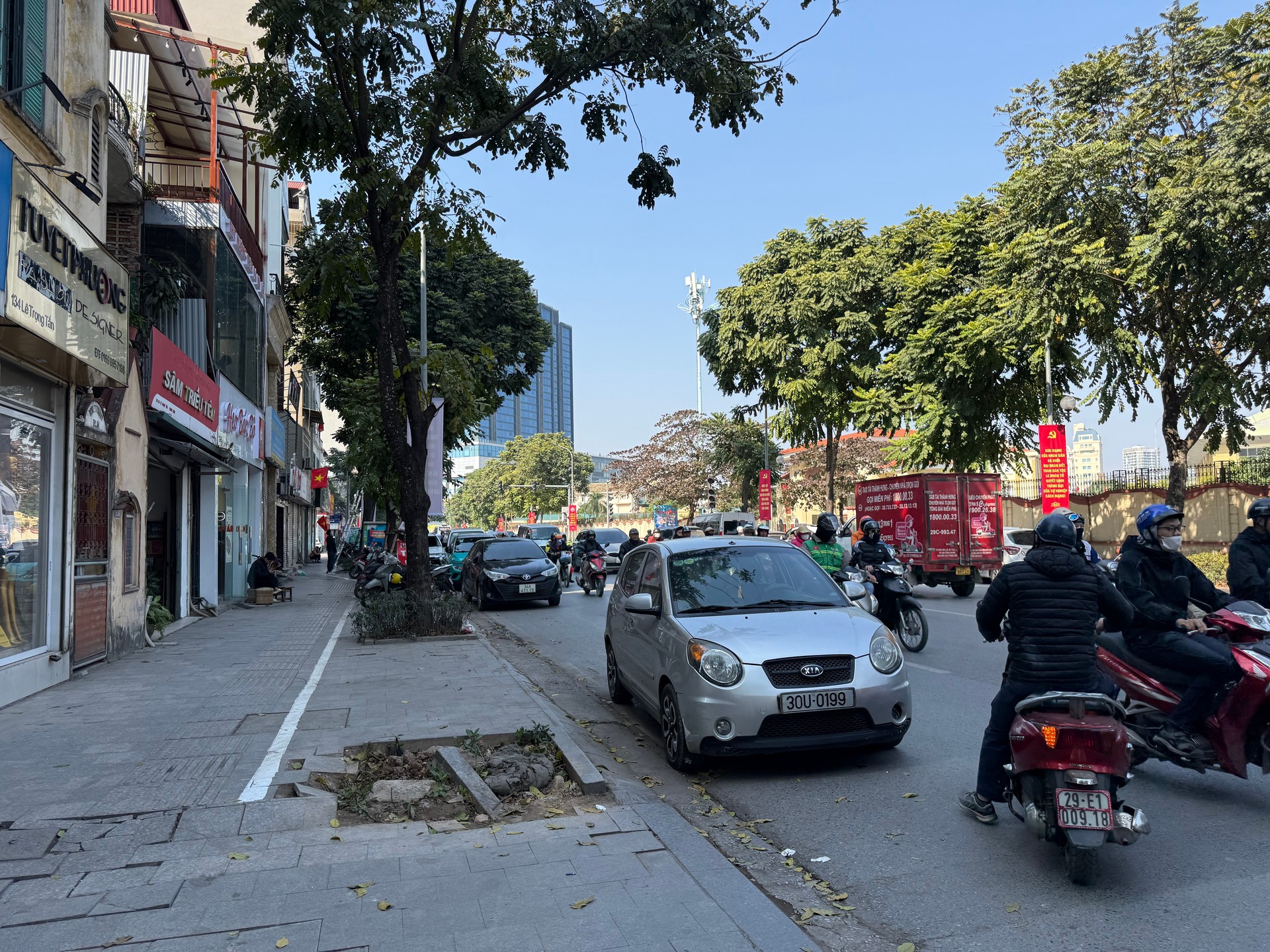 Bán nhà Lê Trọng Tấn - diện tích 138m2 3 tầng - Ô tô tránh vào nhà - giá 40 tỷ